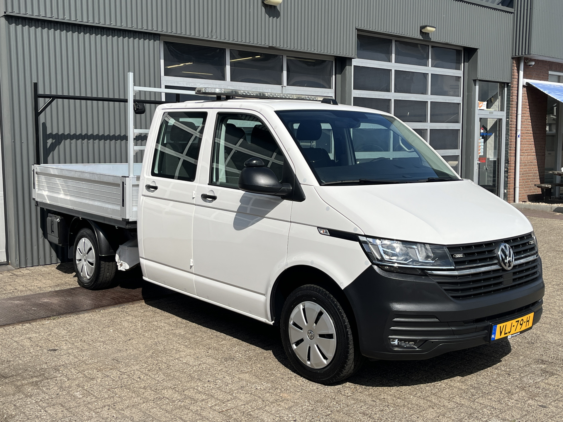Volkswagen Transporter 2.0 TDI L2H1 30 DC 2021 - voorkant
