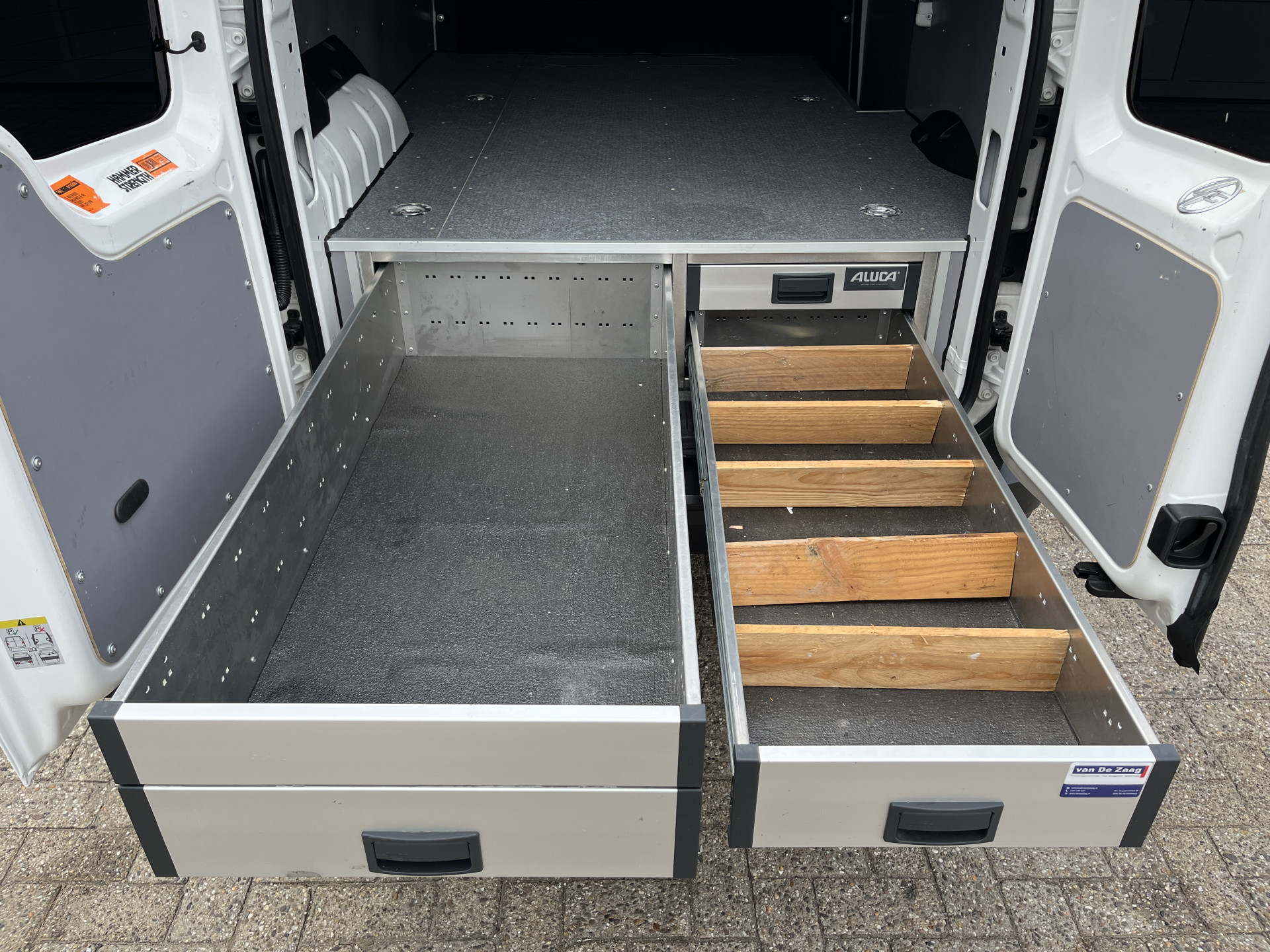 Foto van Volkswagen Caddy Modified Partition Wall