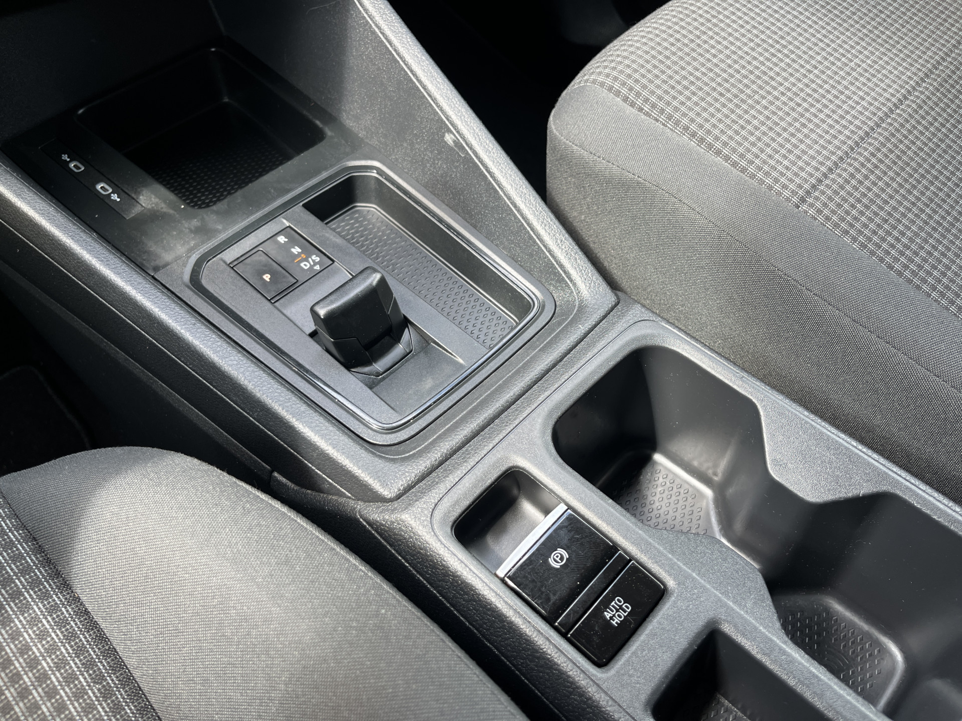 Foto van Volkswagen Caddy Modified Partition Wall