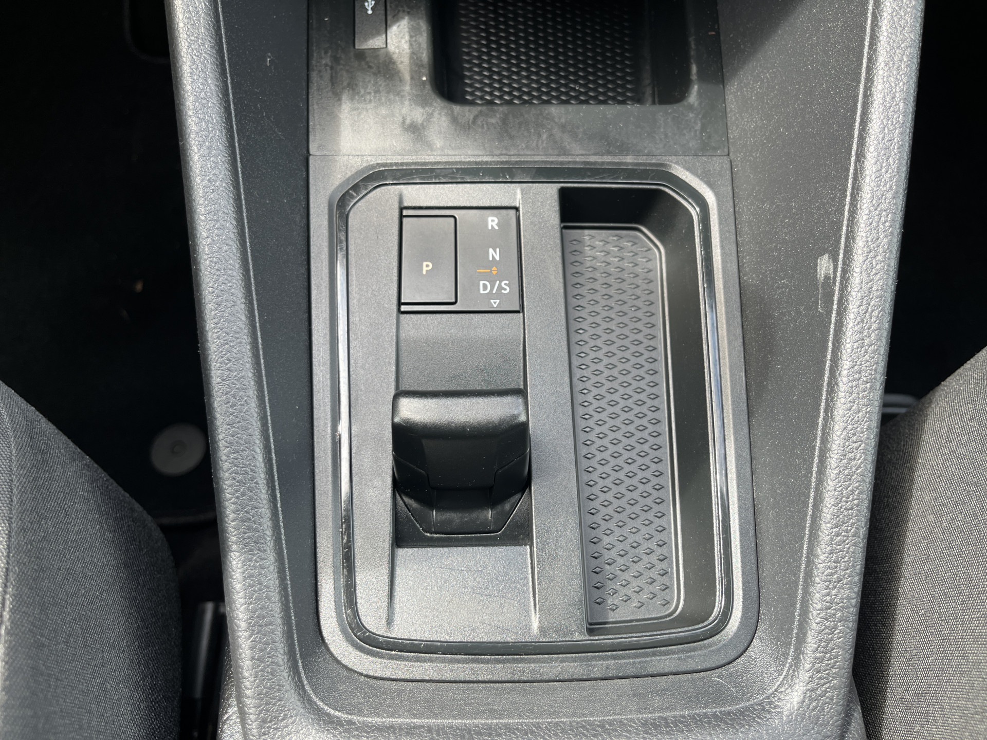 Foto van Volkswagen Caddy Modified Partition Wall
