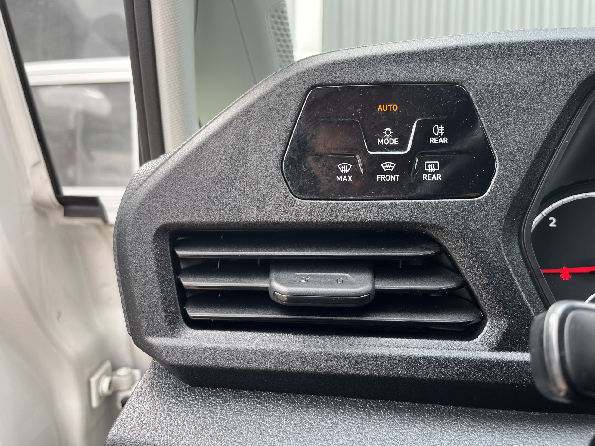 Foto van Volkswagen Caddy Modified Partition Wall