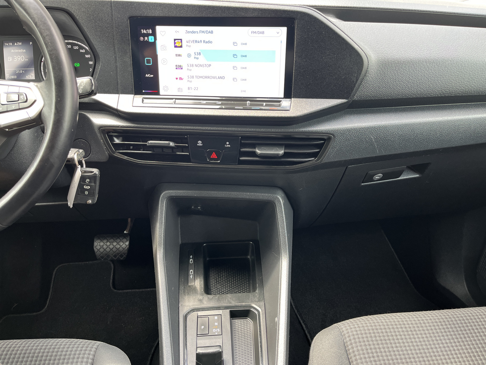 Foto van Volkswagen Caddy Modified Partition Wall