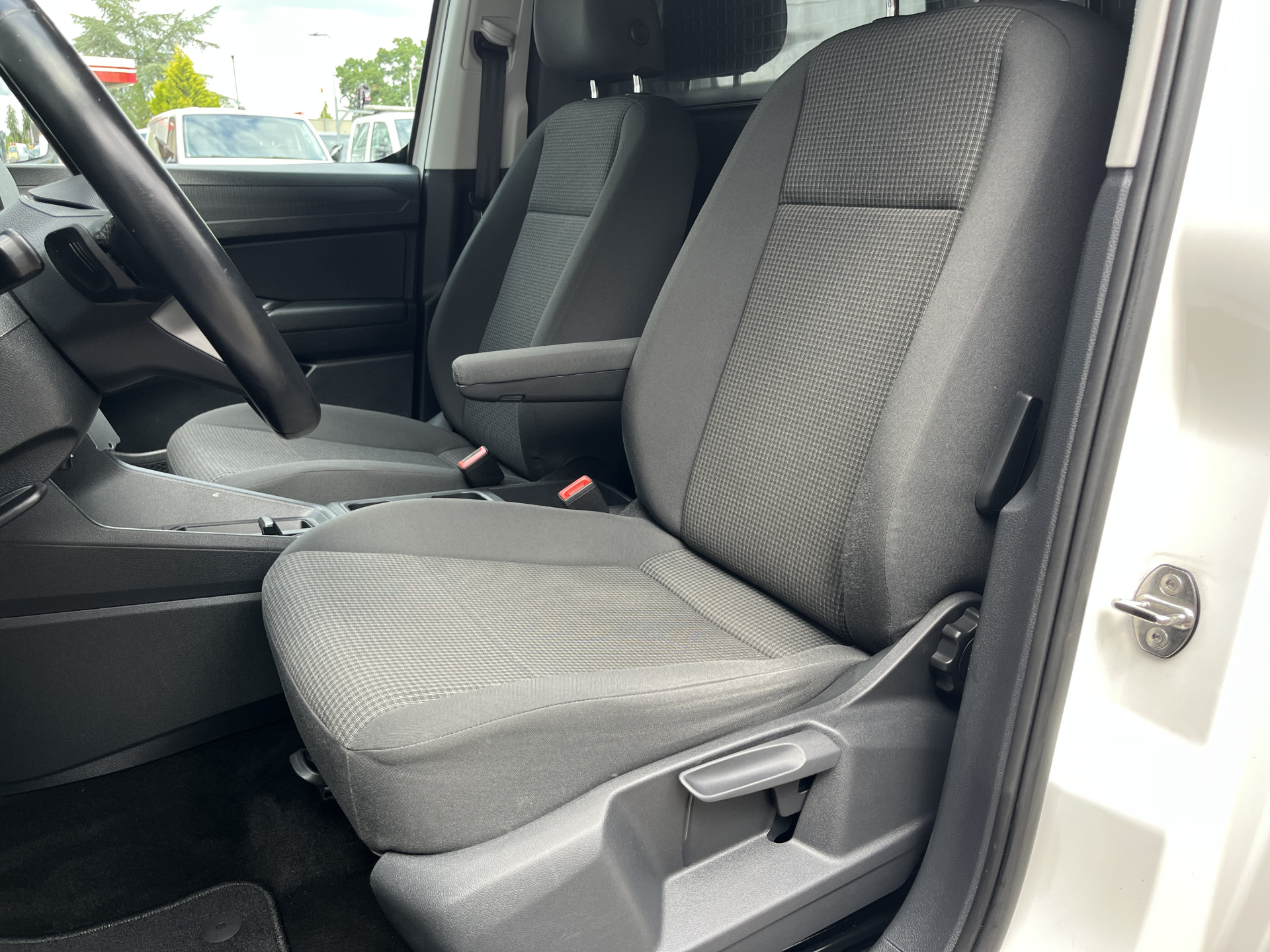 Foto van Volkswagen Caddy Modified Partition Wall