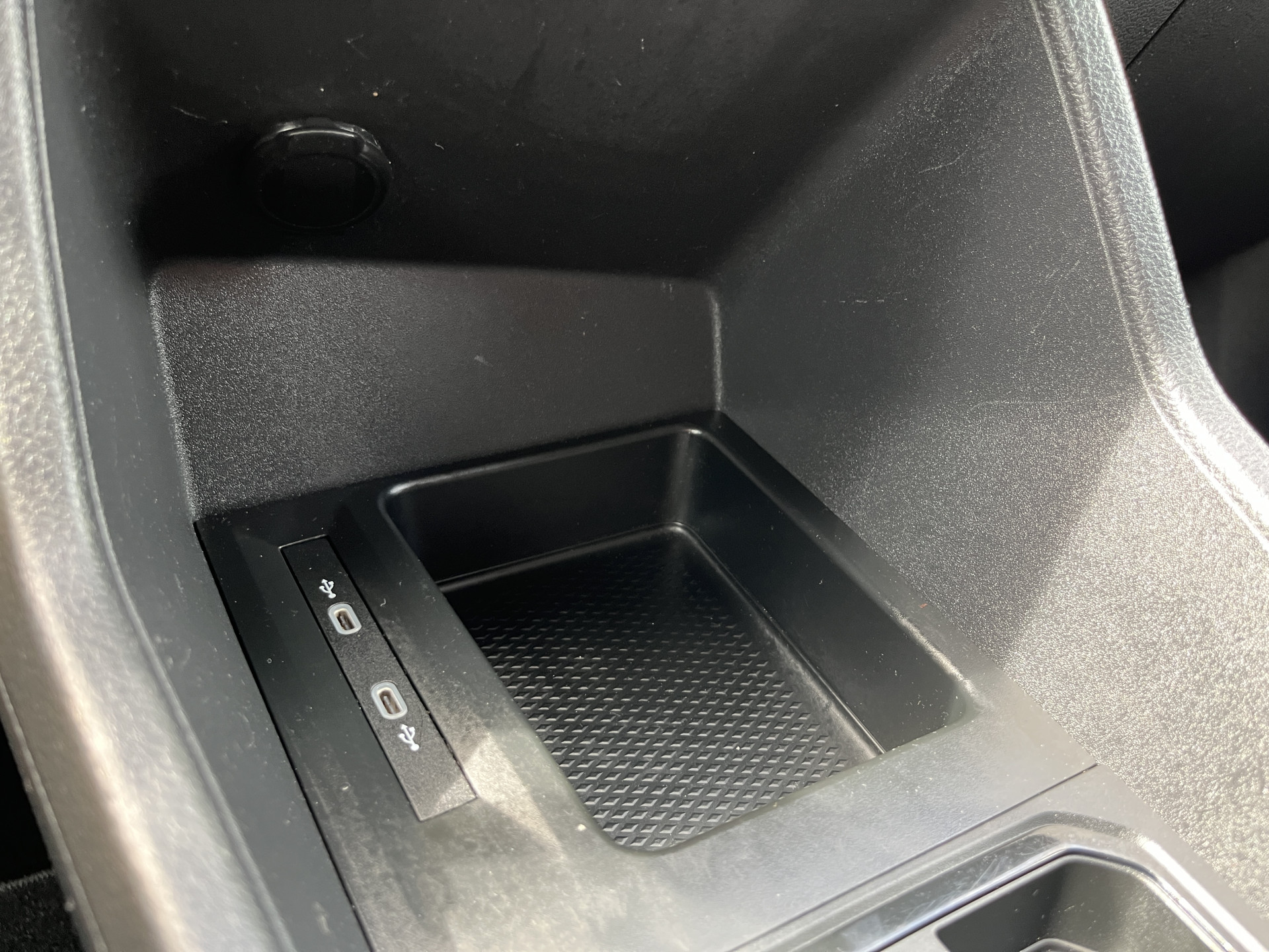 Foto van Volkswagen Caddy Modified Partition Wall