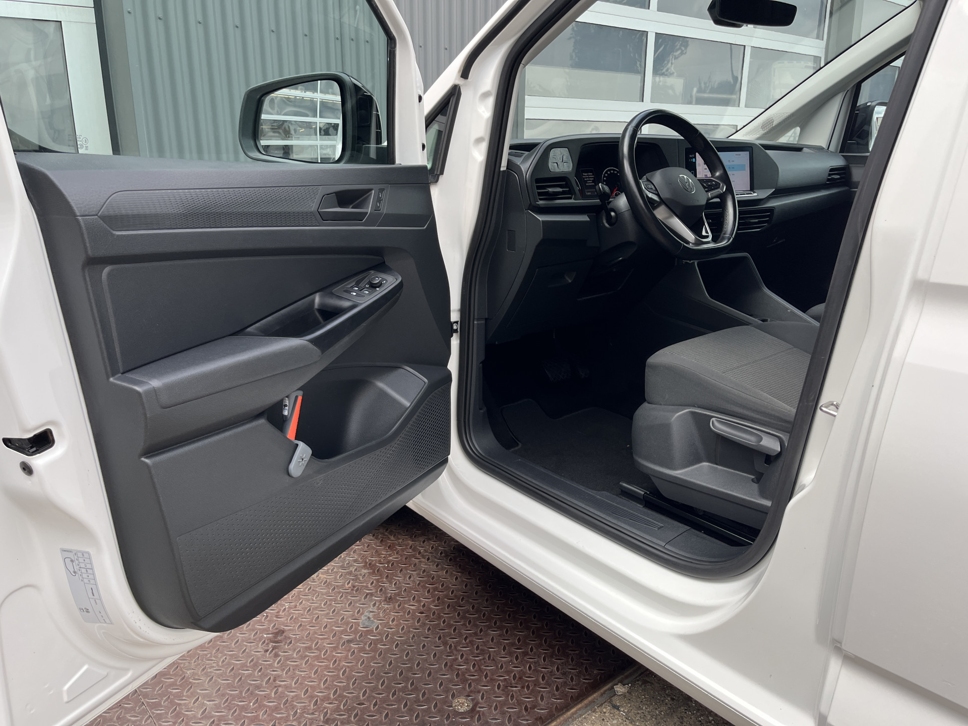 Foto van Volkswagen Caddy Modified Partition Wall