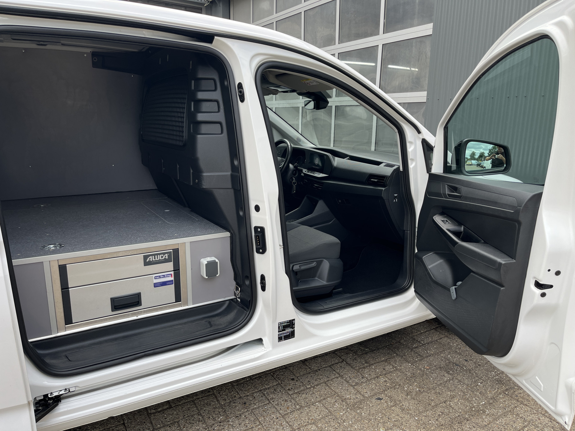 Foto van Volkswagen Caddy Modified Partition Wall