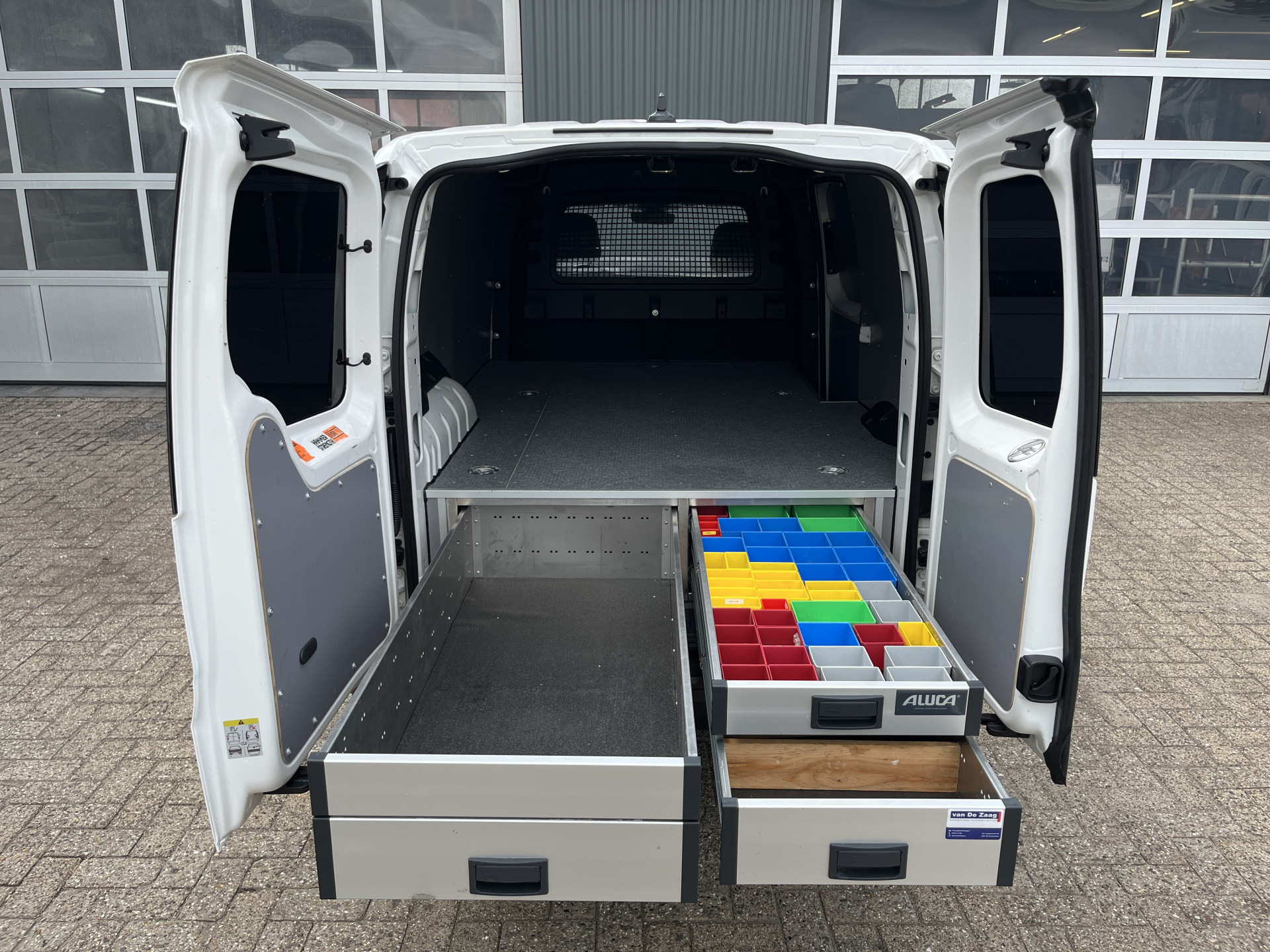 Foto van Volkswagen Caddy Modified Partition Wall