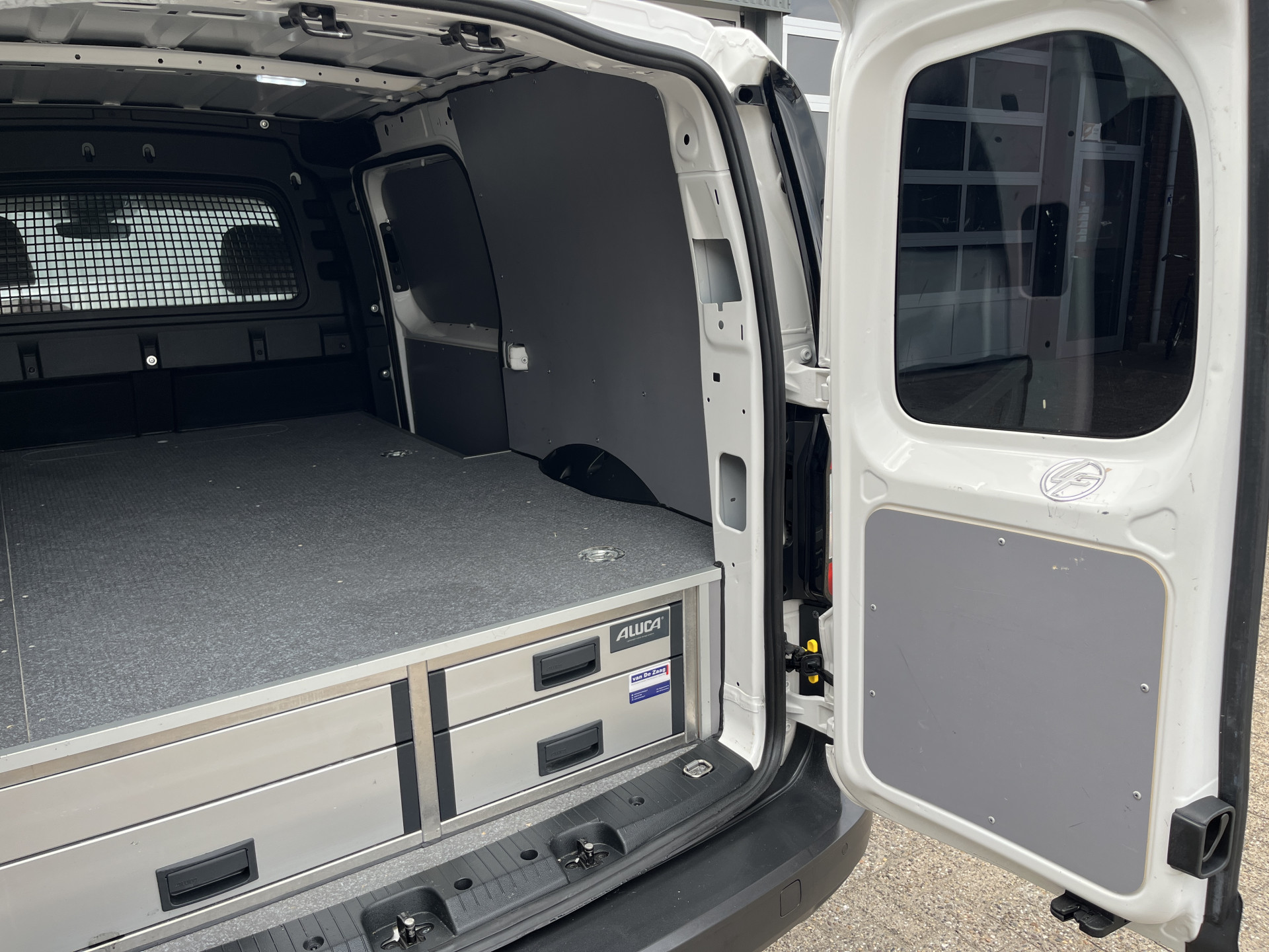 Foto van Volkswagen Caddy Modified Partition Wall