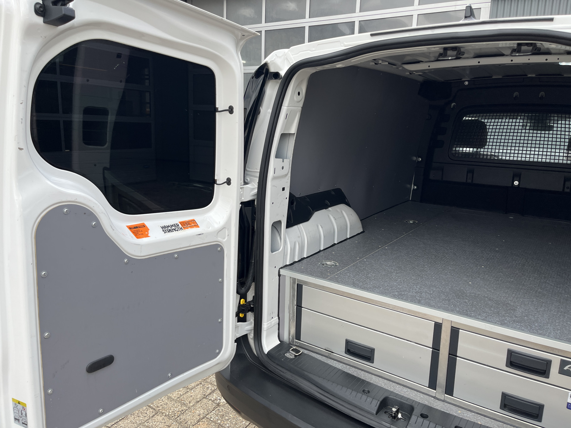 Foto van Volkswagen Caddy Modified Partition Wall