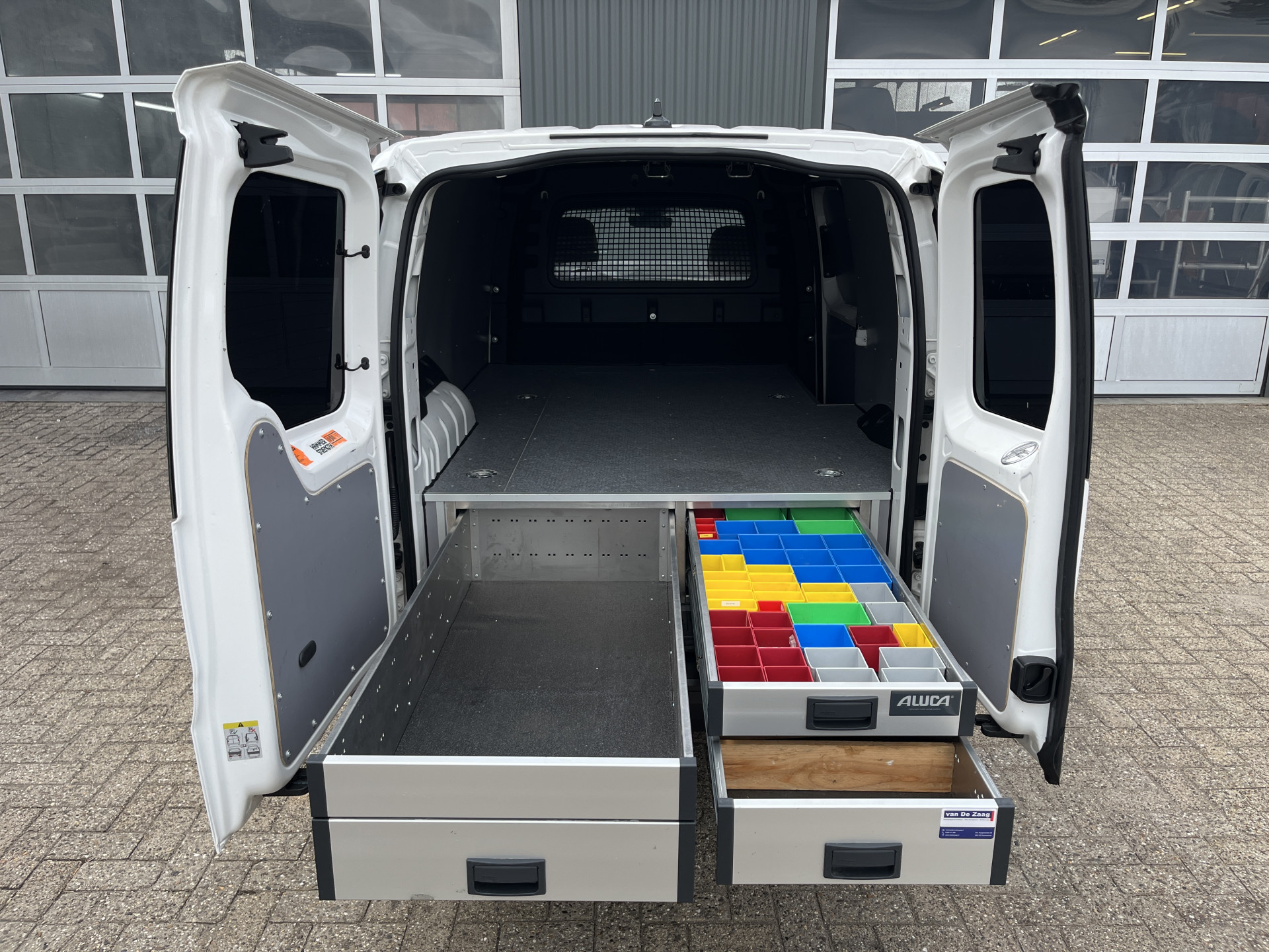 Foto van Volkswagen Caddy Modified Partition Wall
