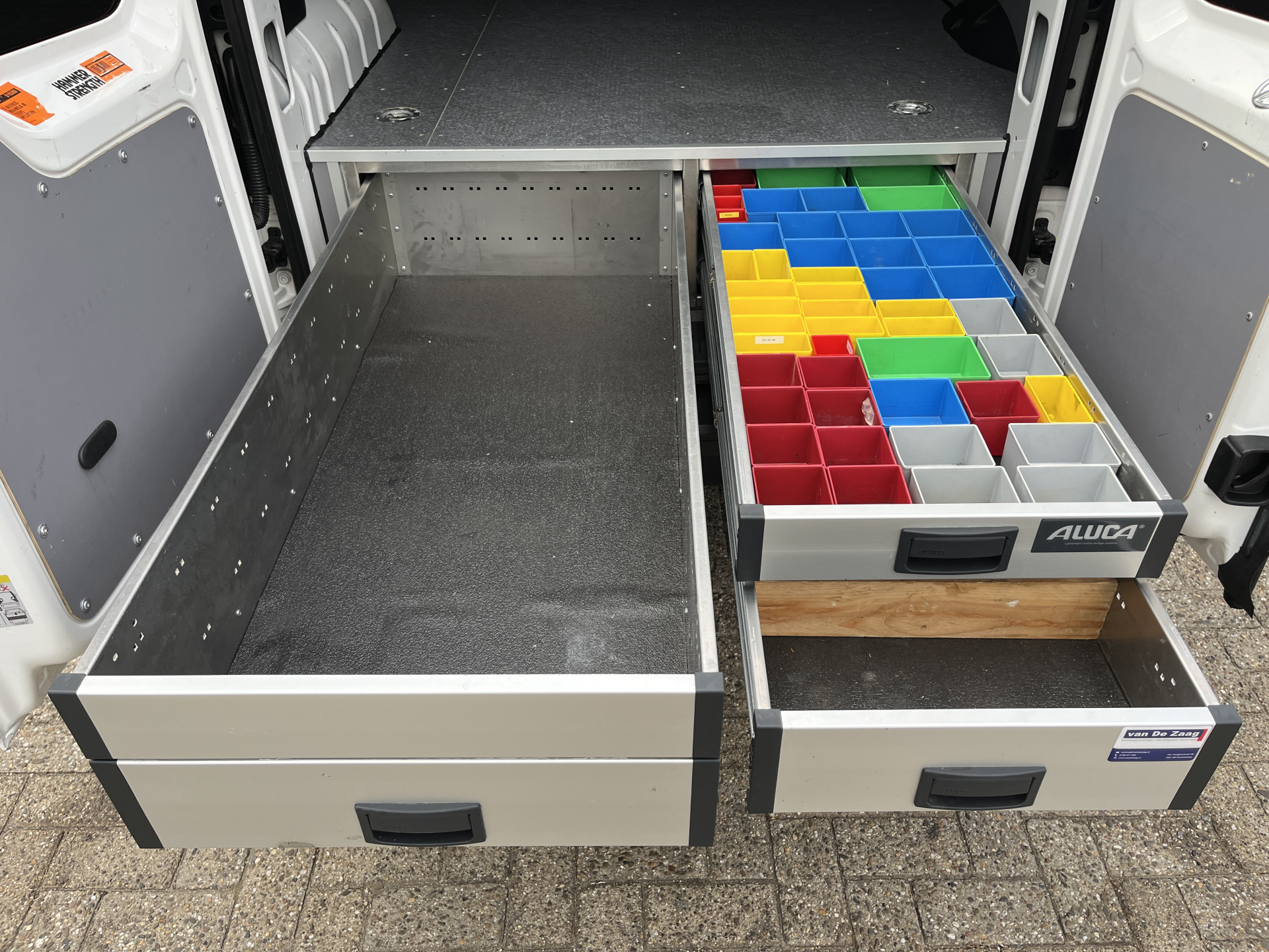 Foto van Volkswagen Caddy Modified Partition Wall
