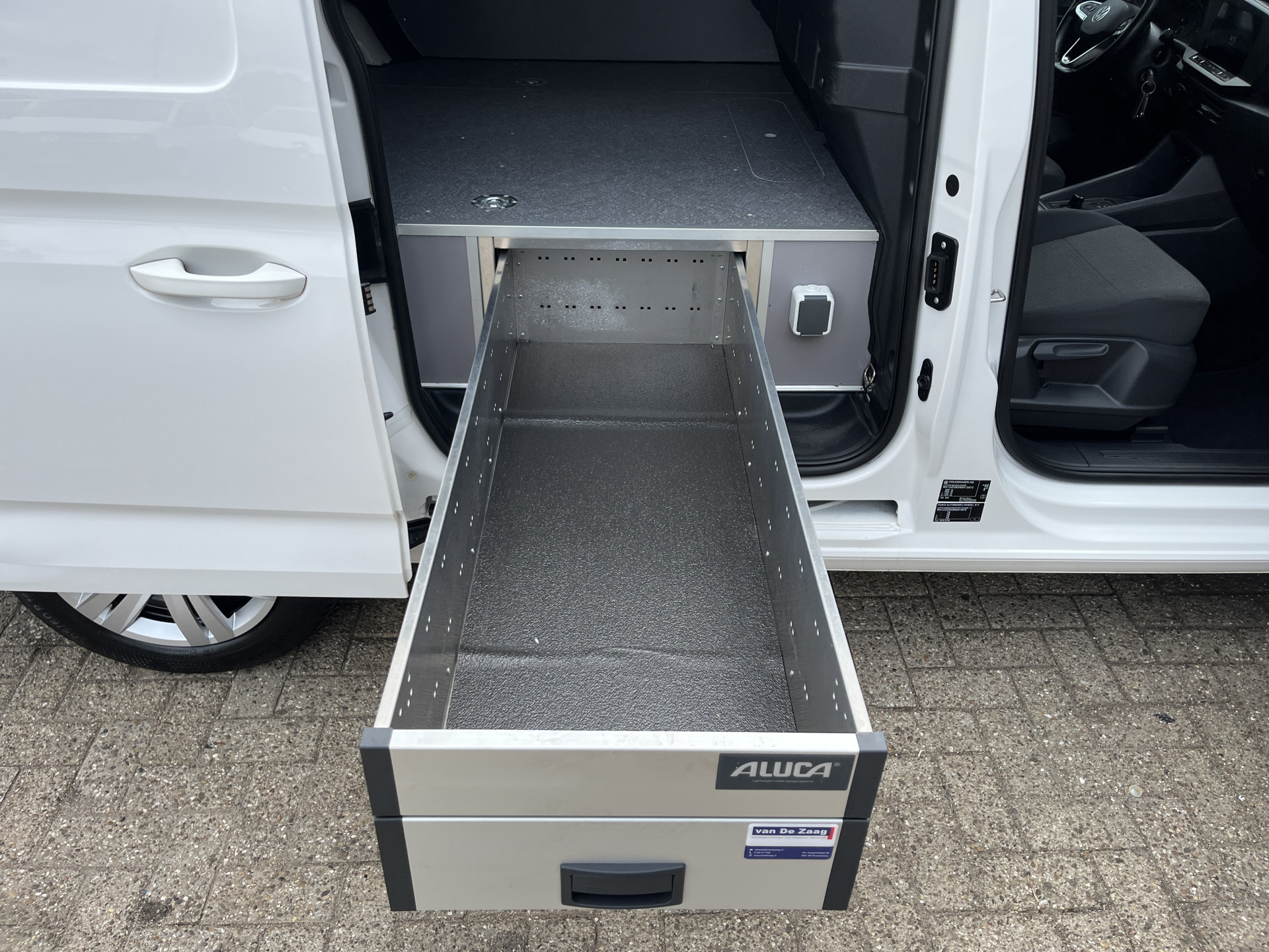 Foto van Volkswagen Caddy Modified Partition Wall