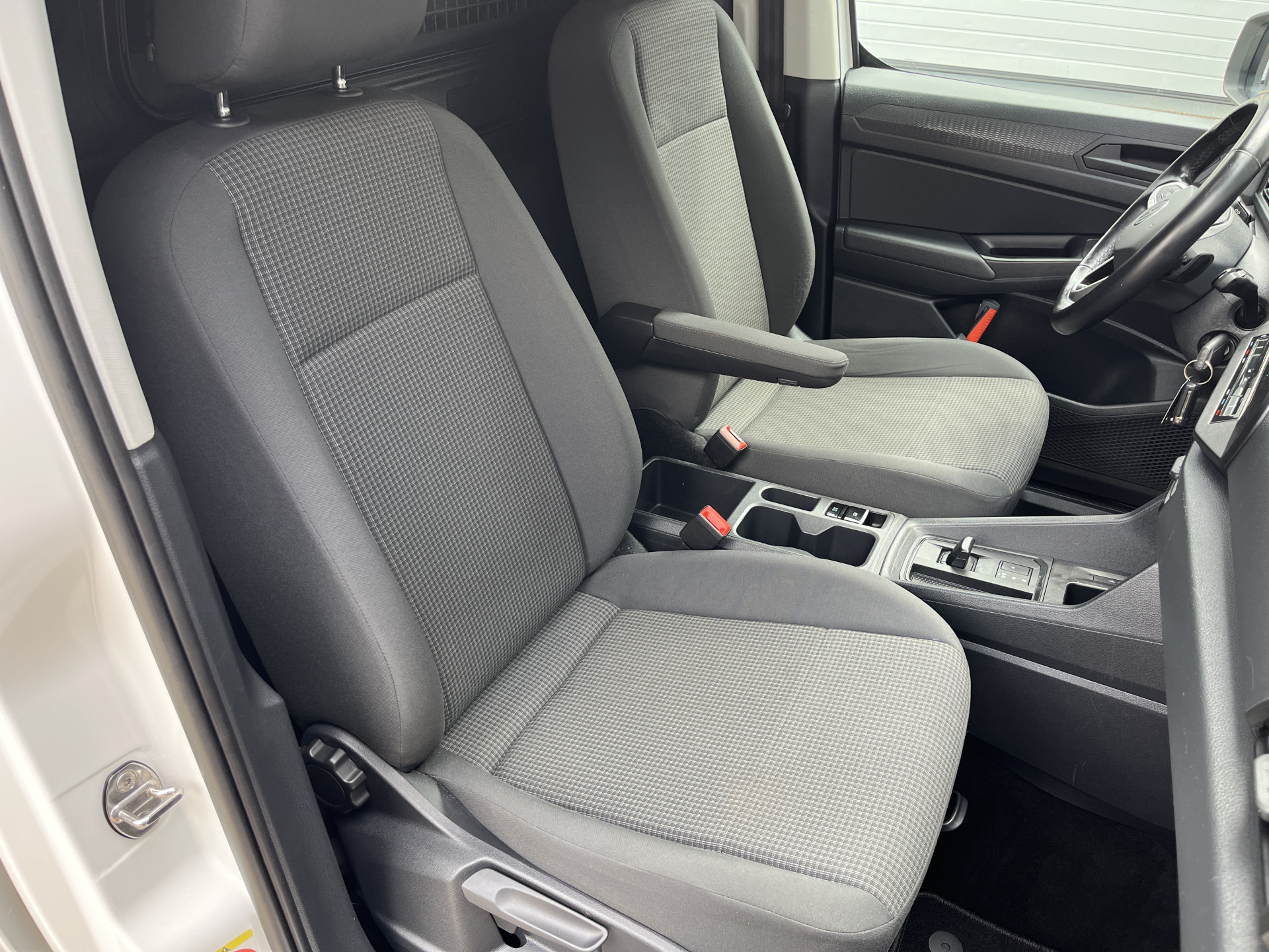 Foto van Volkswagen Caddy Modified Partition Wall