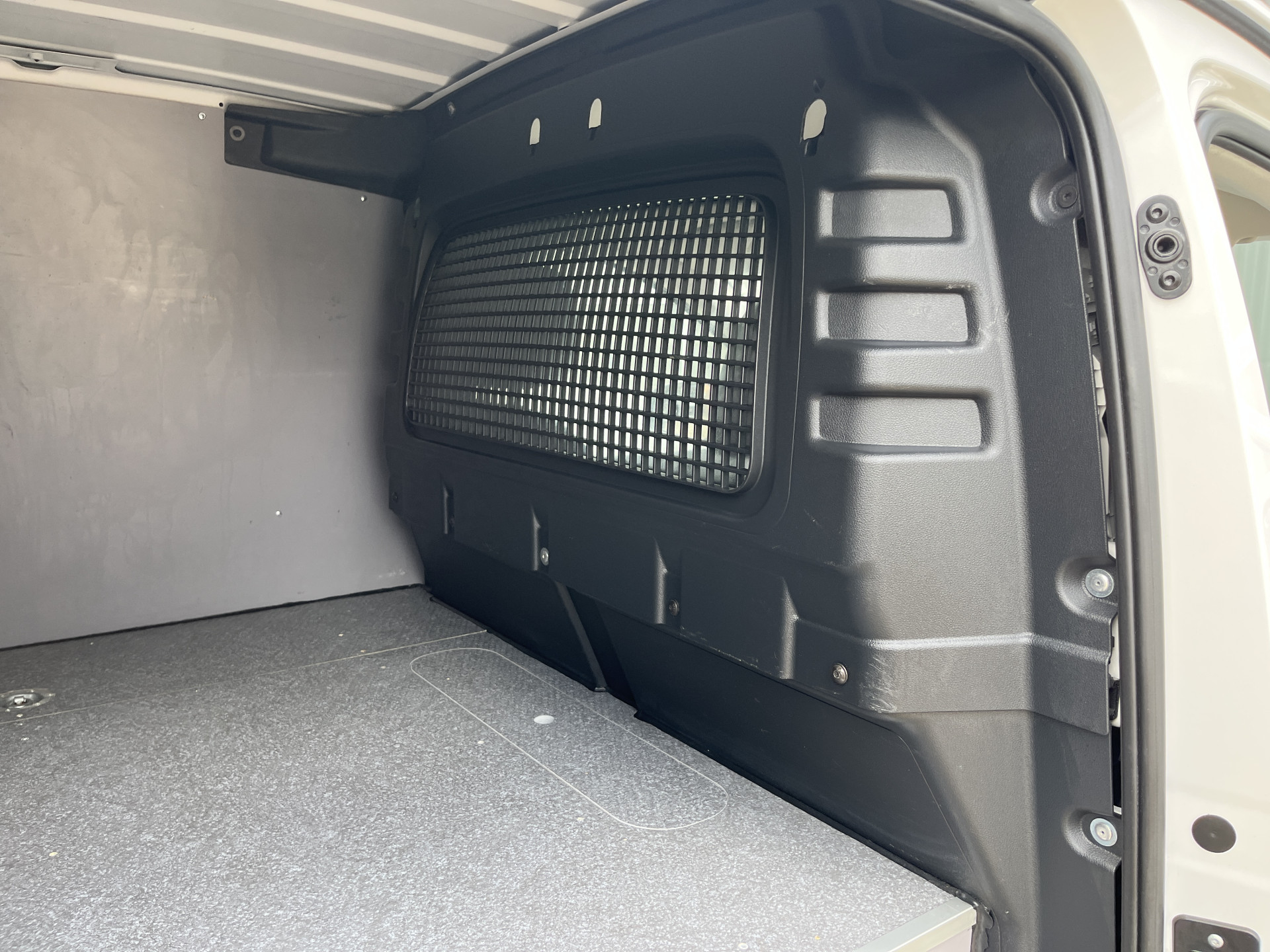Foto van Volkswagen Caddy Modified Partition Wall