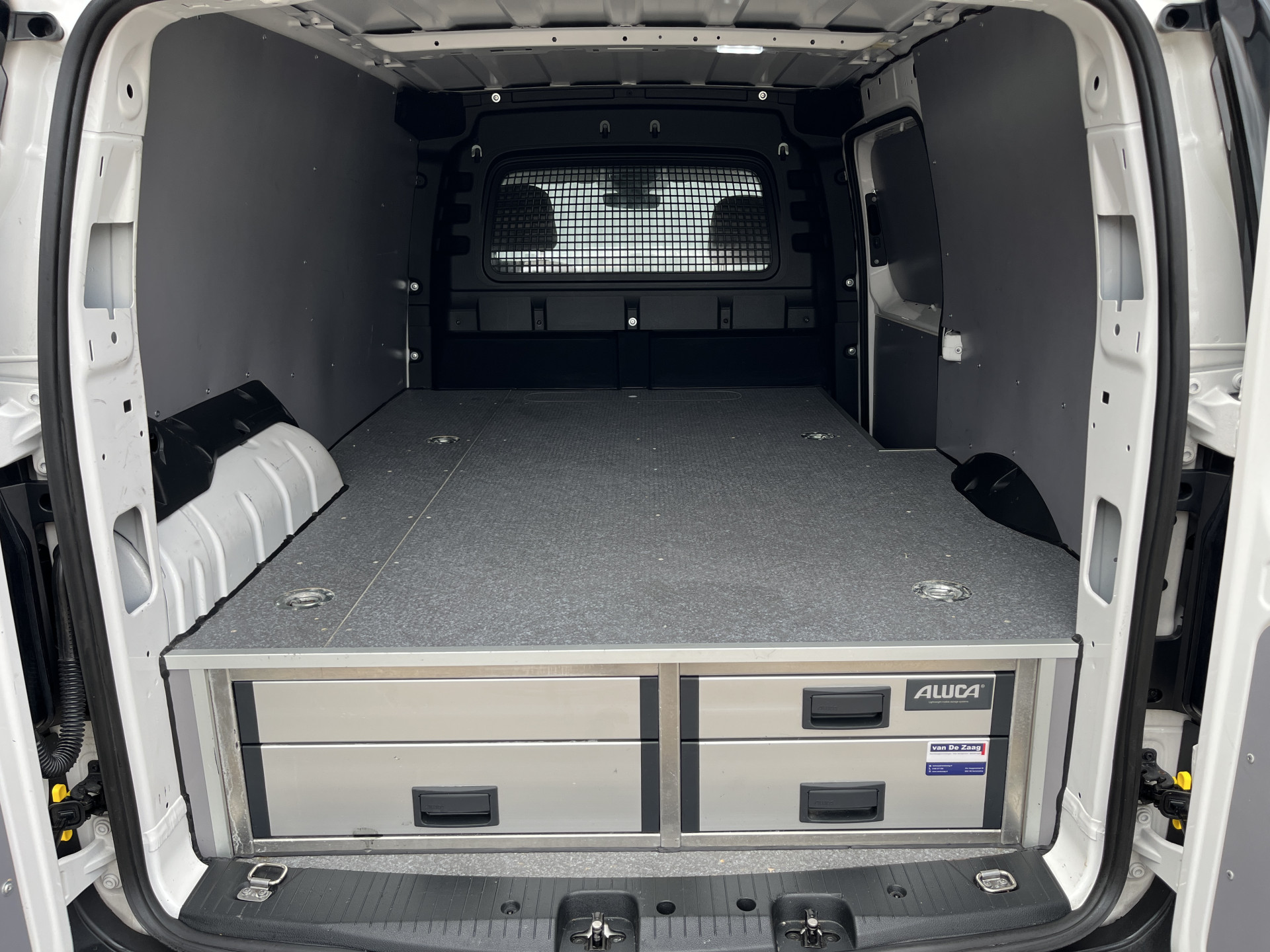 Foto van Volkswagen Caddy Modified Partition Wall