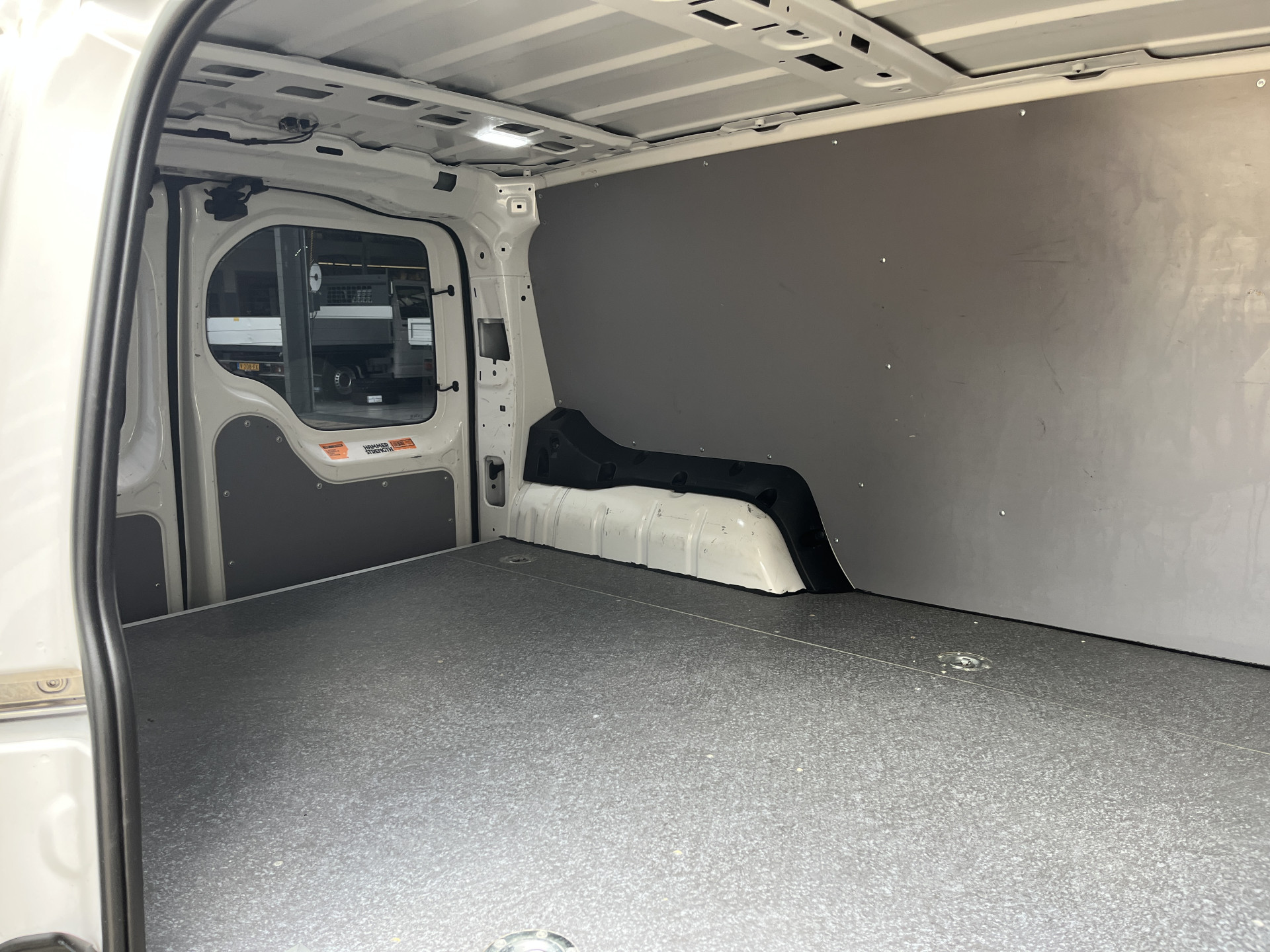Foto van Volkswagen Caddy Modified Partition Wall