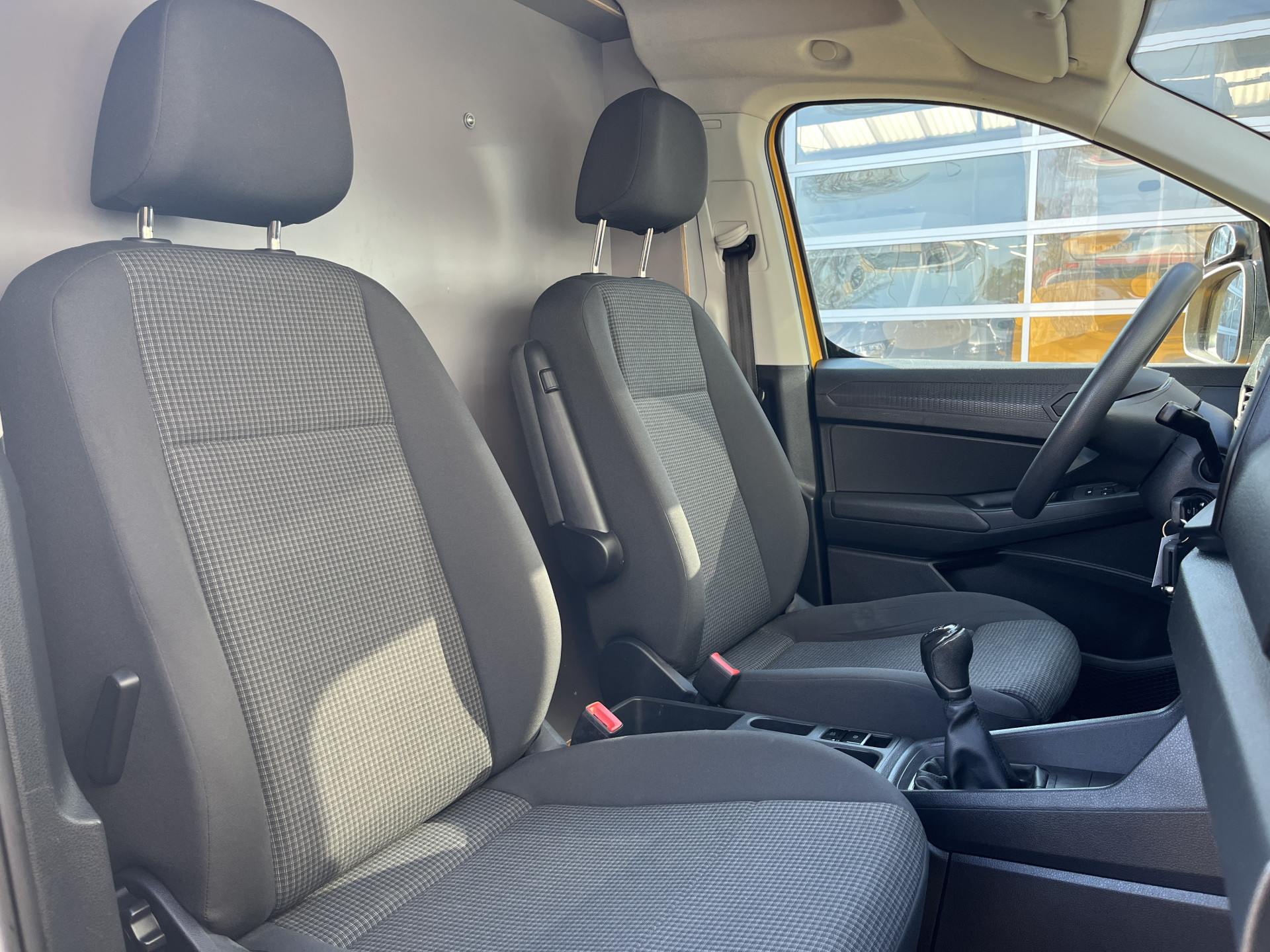 Foto van Volkswagen Caddy Modified Partition Wall