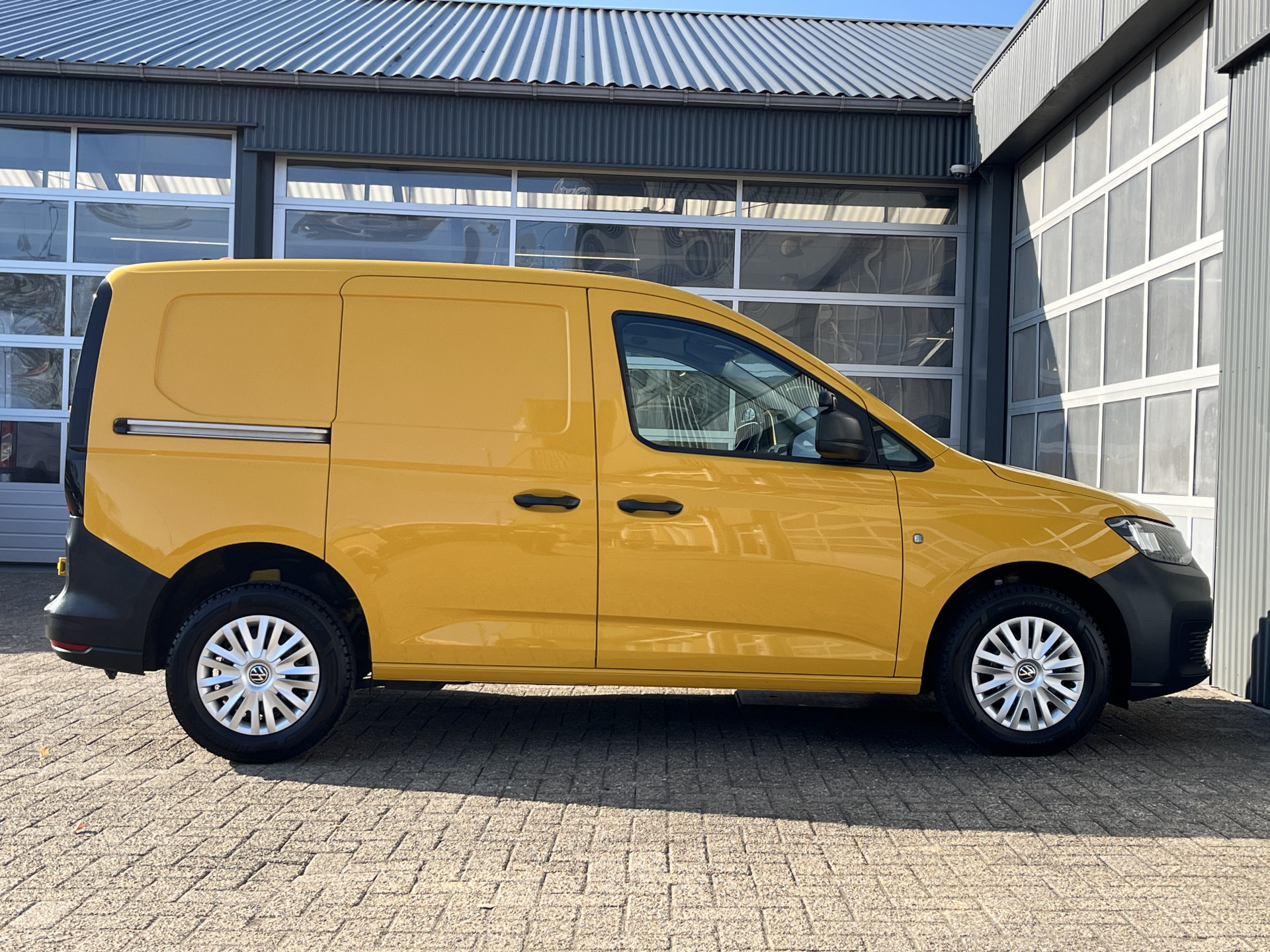 Foto van Volkswagen Caddy Modified Partition Wall