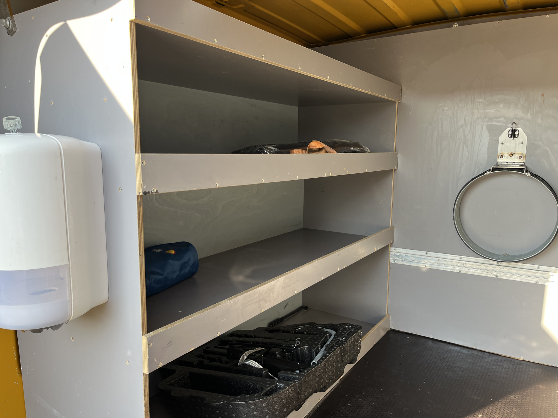Foto van Volkswagen Caddy Modified Partition Wall