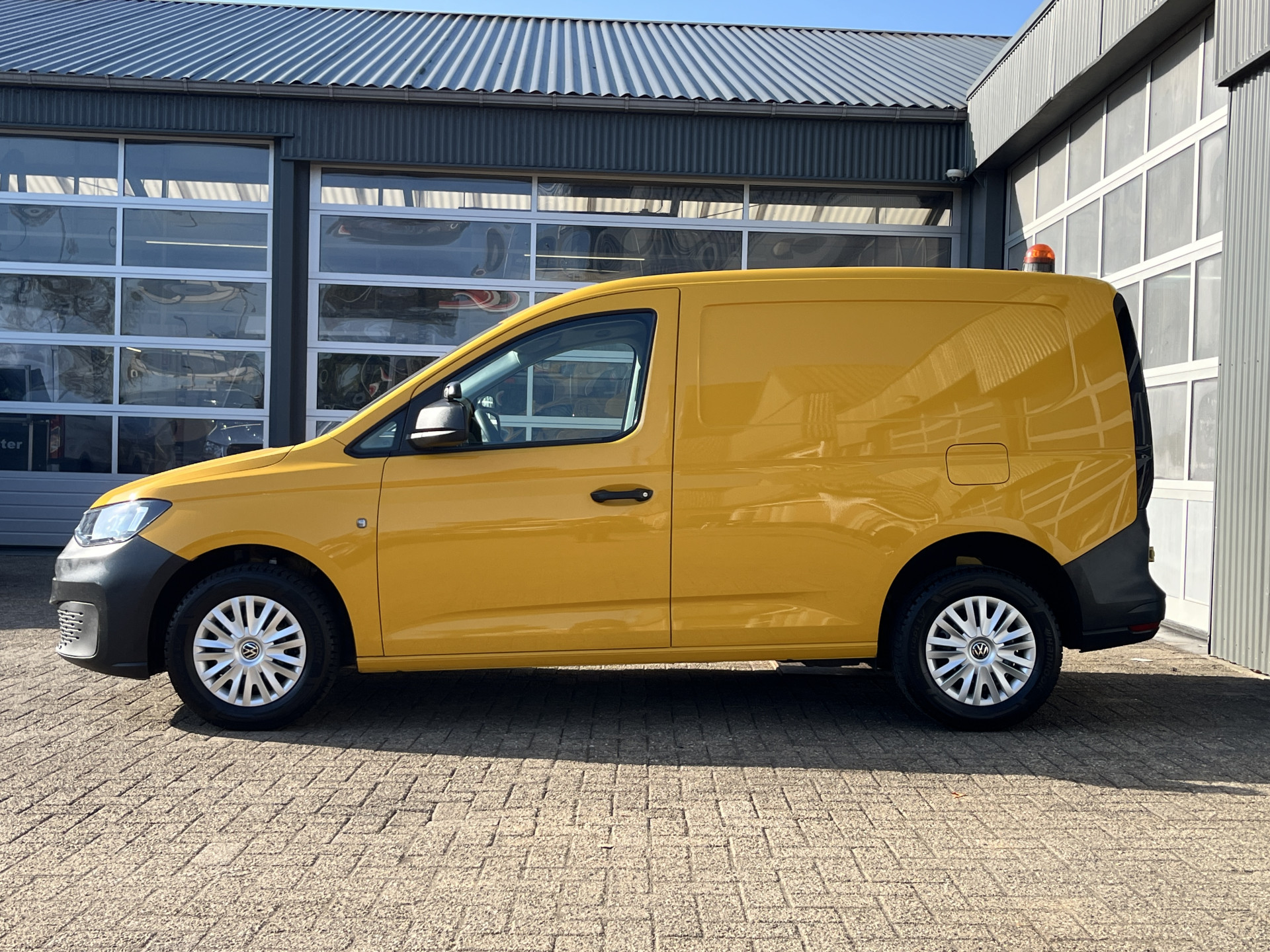 Foto van Volkswagen Caddy Modified Partition Wall