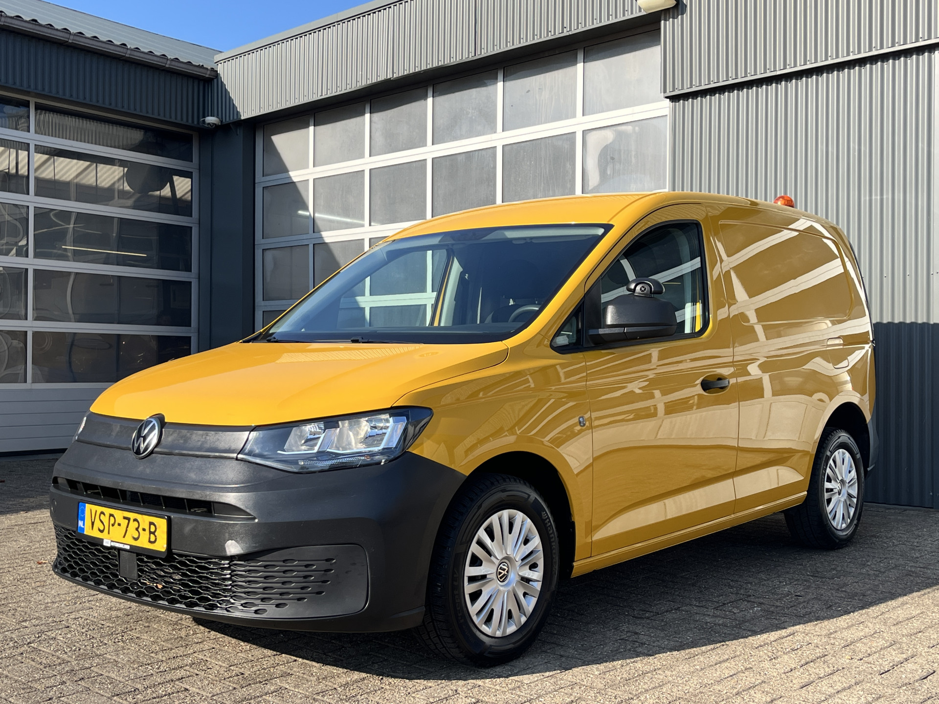 Foto van Volkswagen Caddy Modified Partition Wall