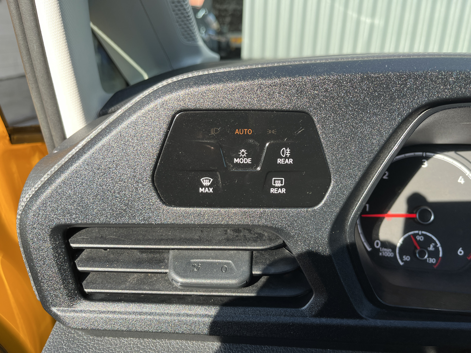 Foto van Volkswagen Caddy Modified Partition Wall