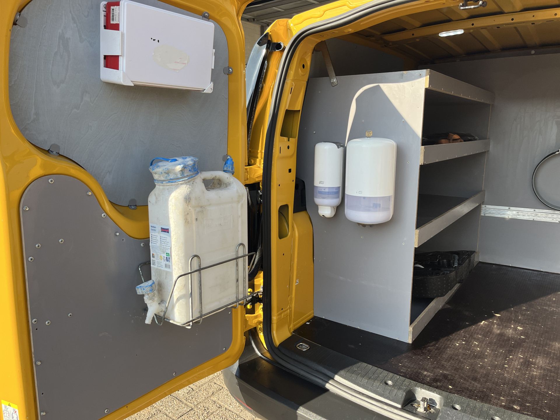 Foto van Volkswagen Caddy Modified Partition Wall