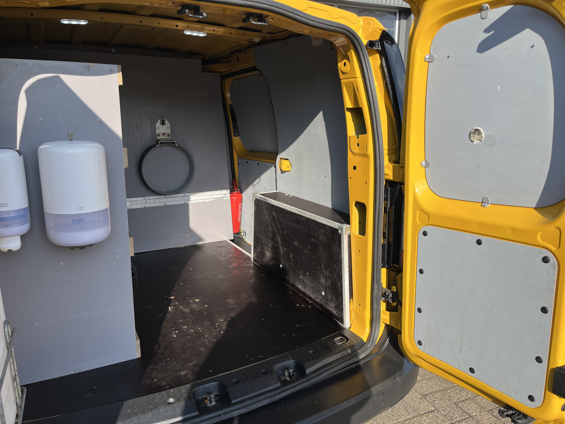 Foto van Volkswagen Caddy Modified Partition Wall