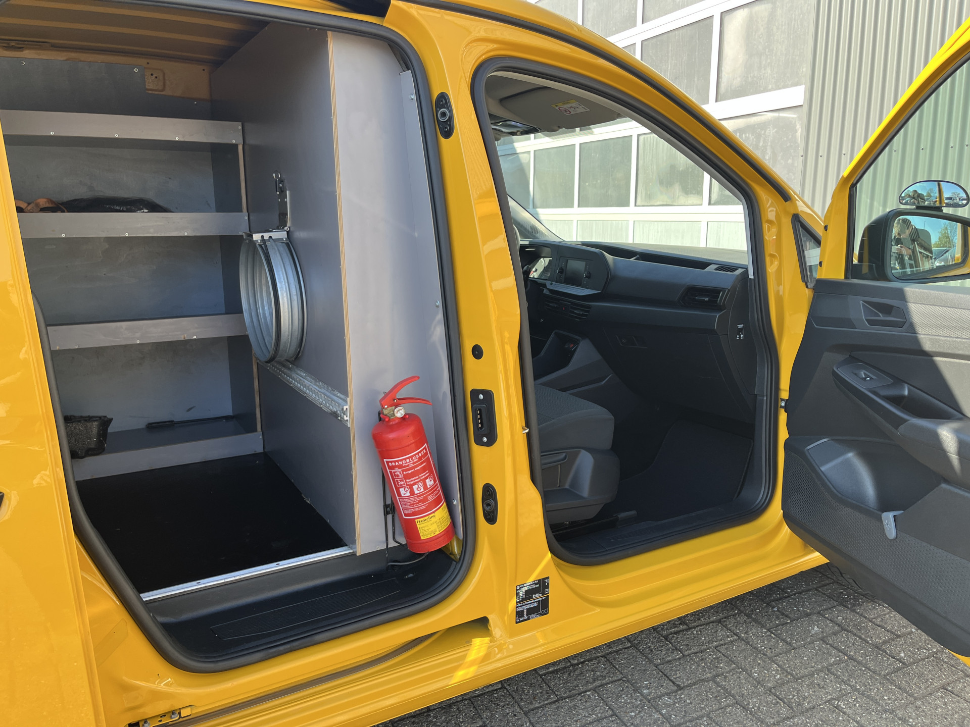 Foto van Volkswagen Caddy Modified Partition Wall