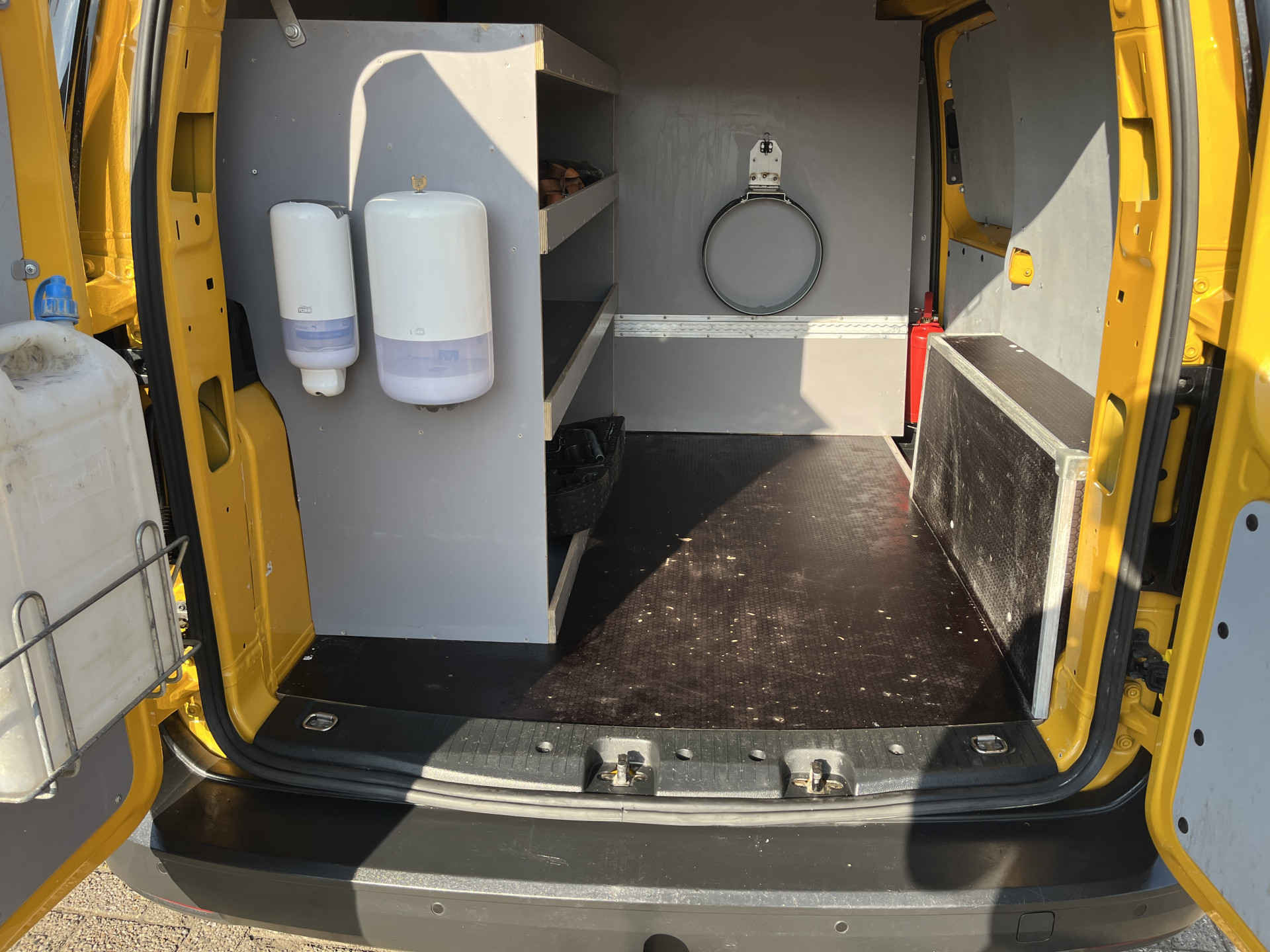 Foto van Volkswagen Caddy Modified Partition Wall
