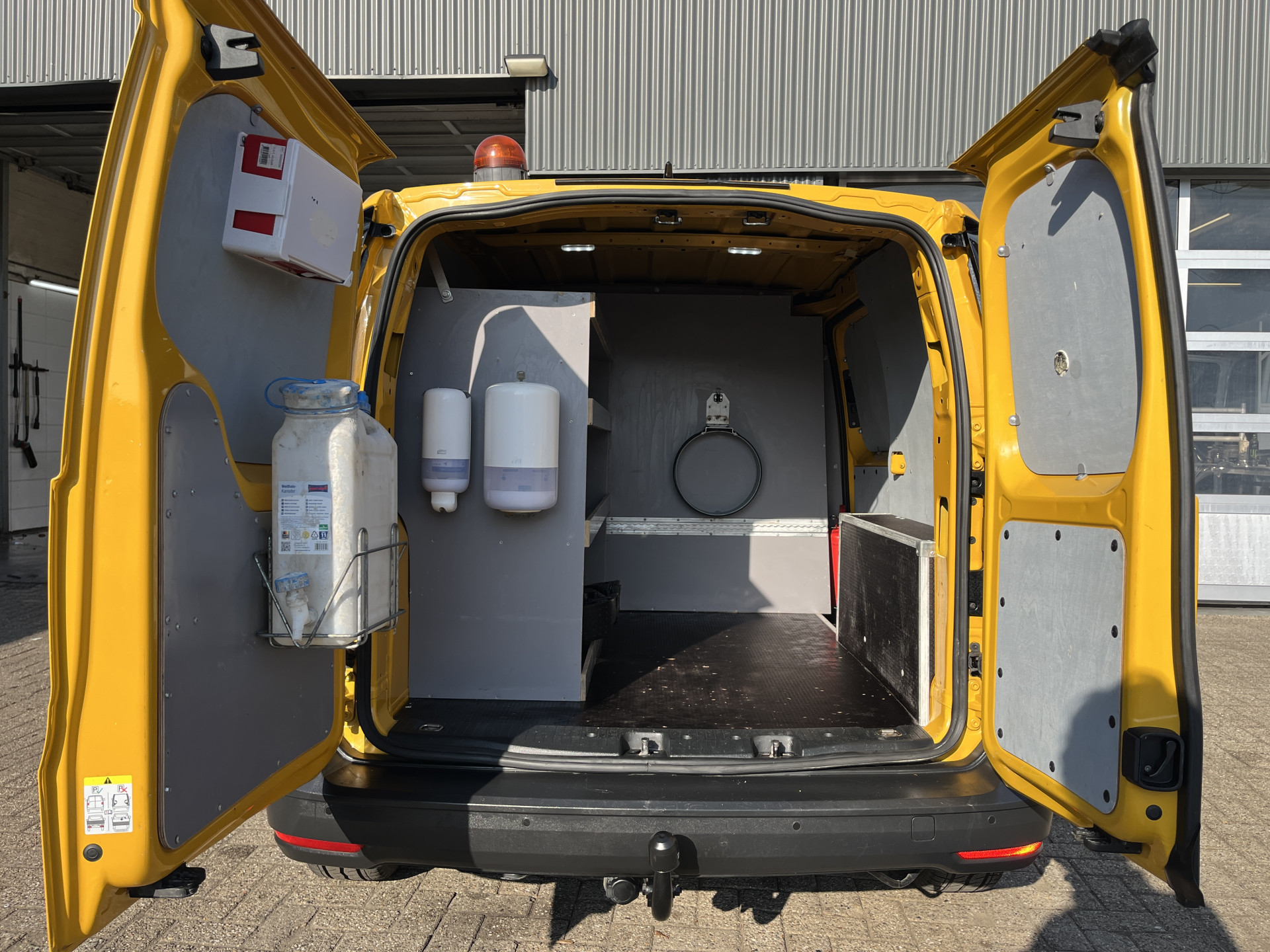 Foto van Volkswagen Caddy Modified Partition Wall