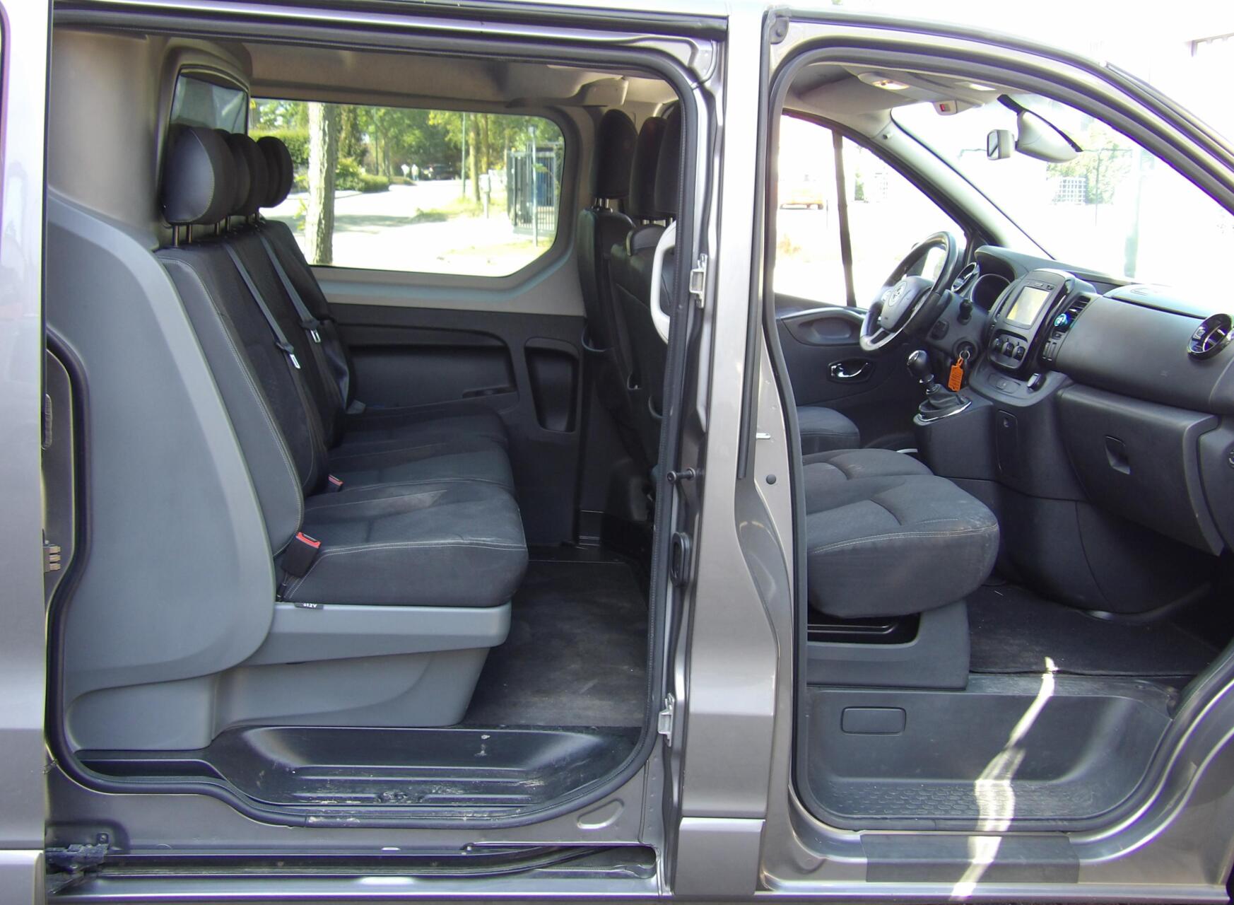 Foto van Opel Vivaro-b