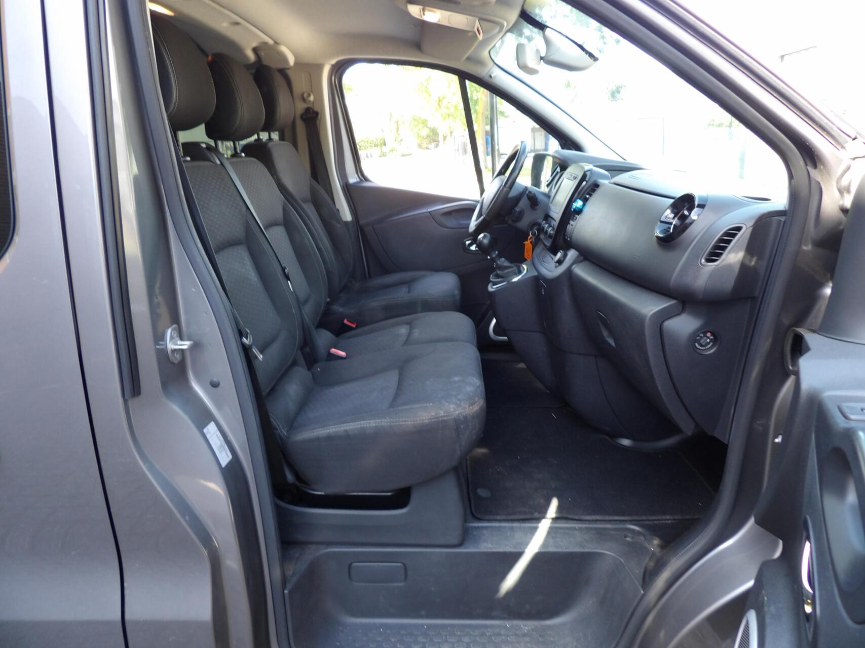 Foto van Opel Vivaro-b