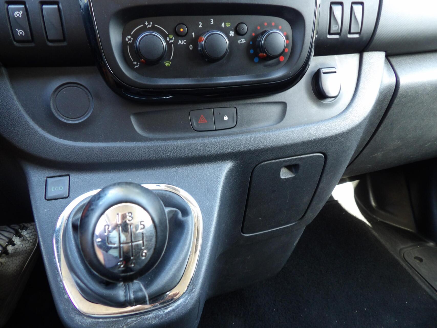 Foto van Opel Vivaro-b