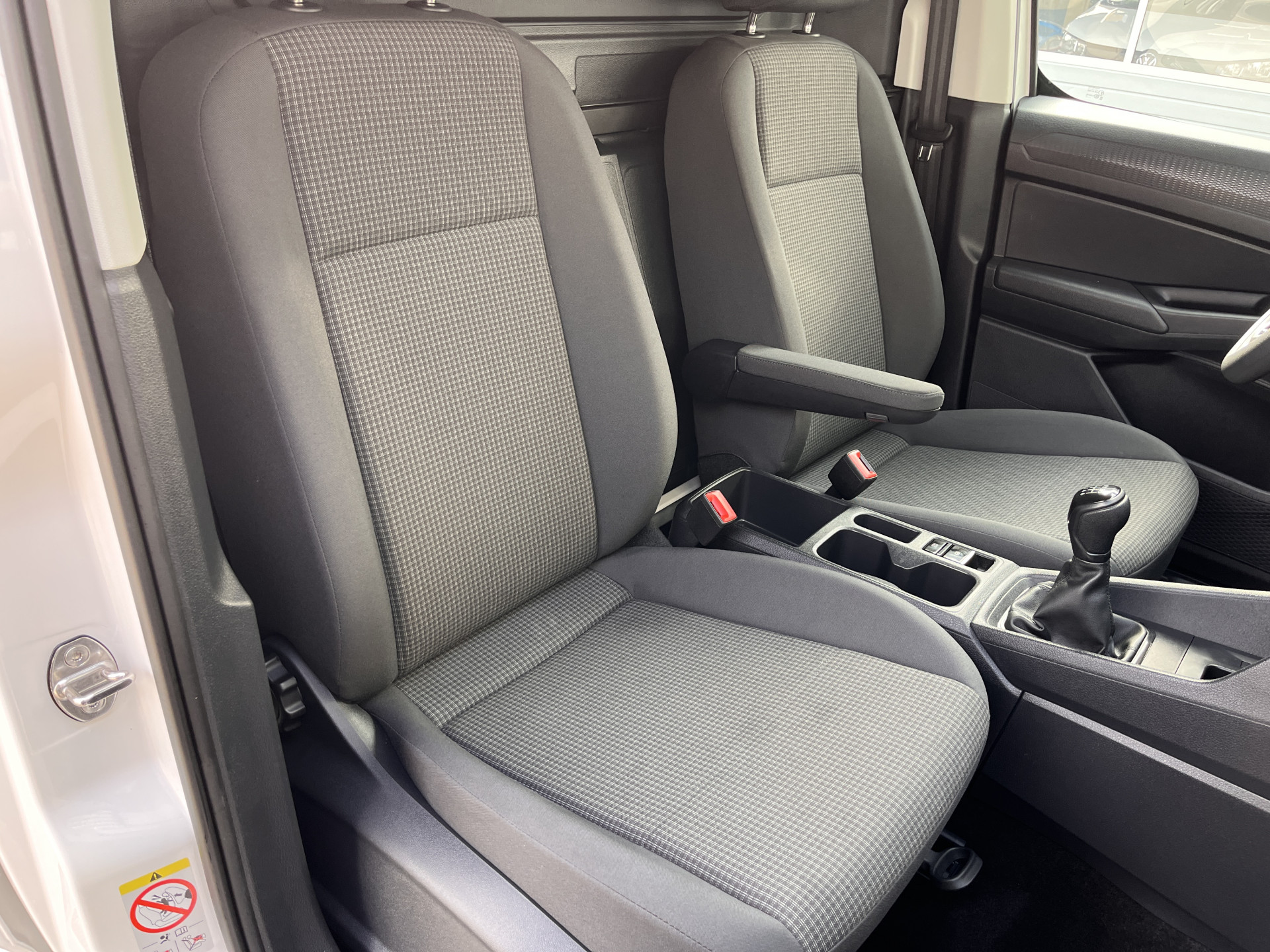 Foto van Volkswagen Caddy Modified Partition Wall