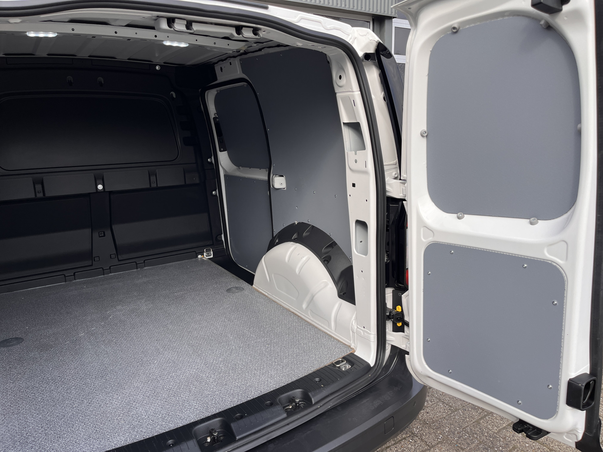 Foto van Volkswagen Caddy Modified Partition Wall