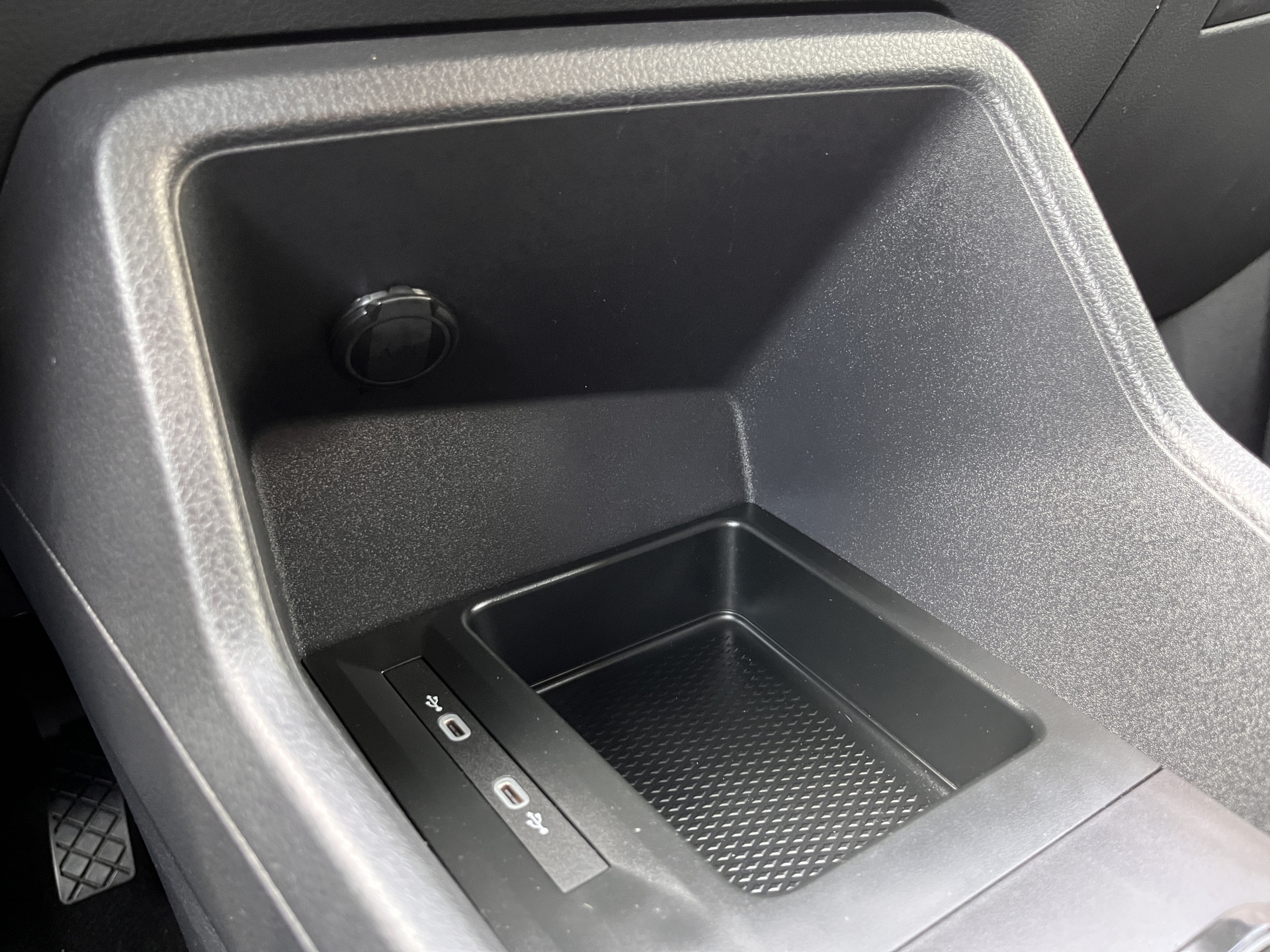 Foto van Volkswagen Caddy Modified Partition Wall