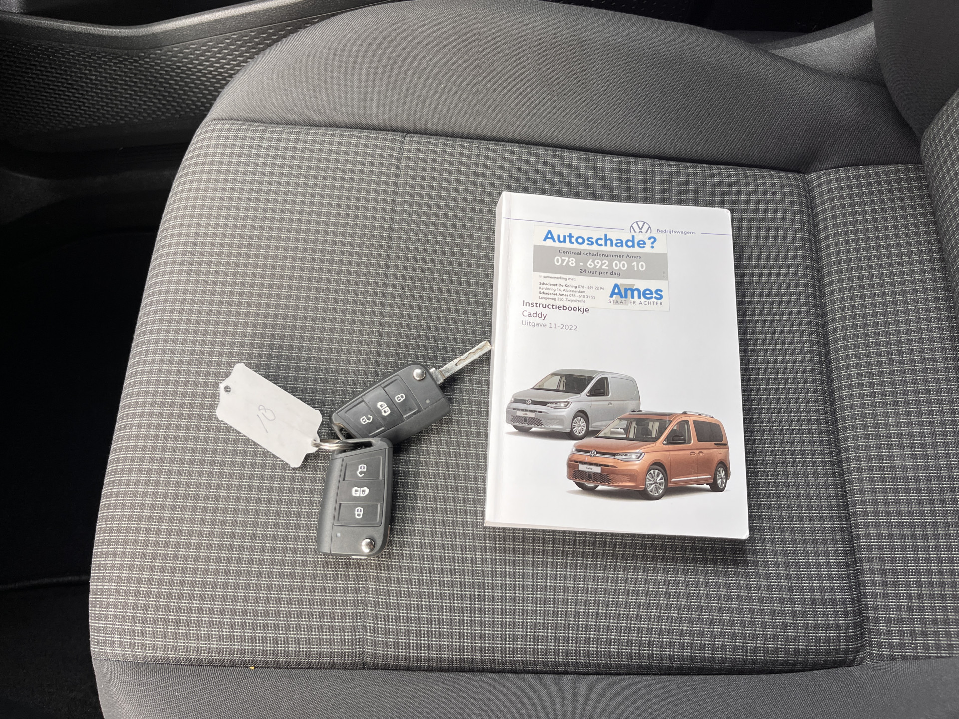Foto van Volkswagen Caddy Modified Partition Wall