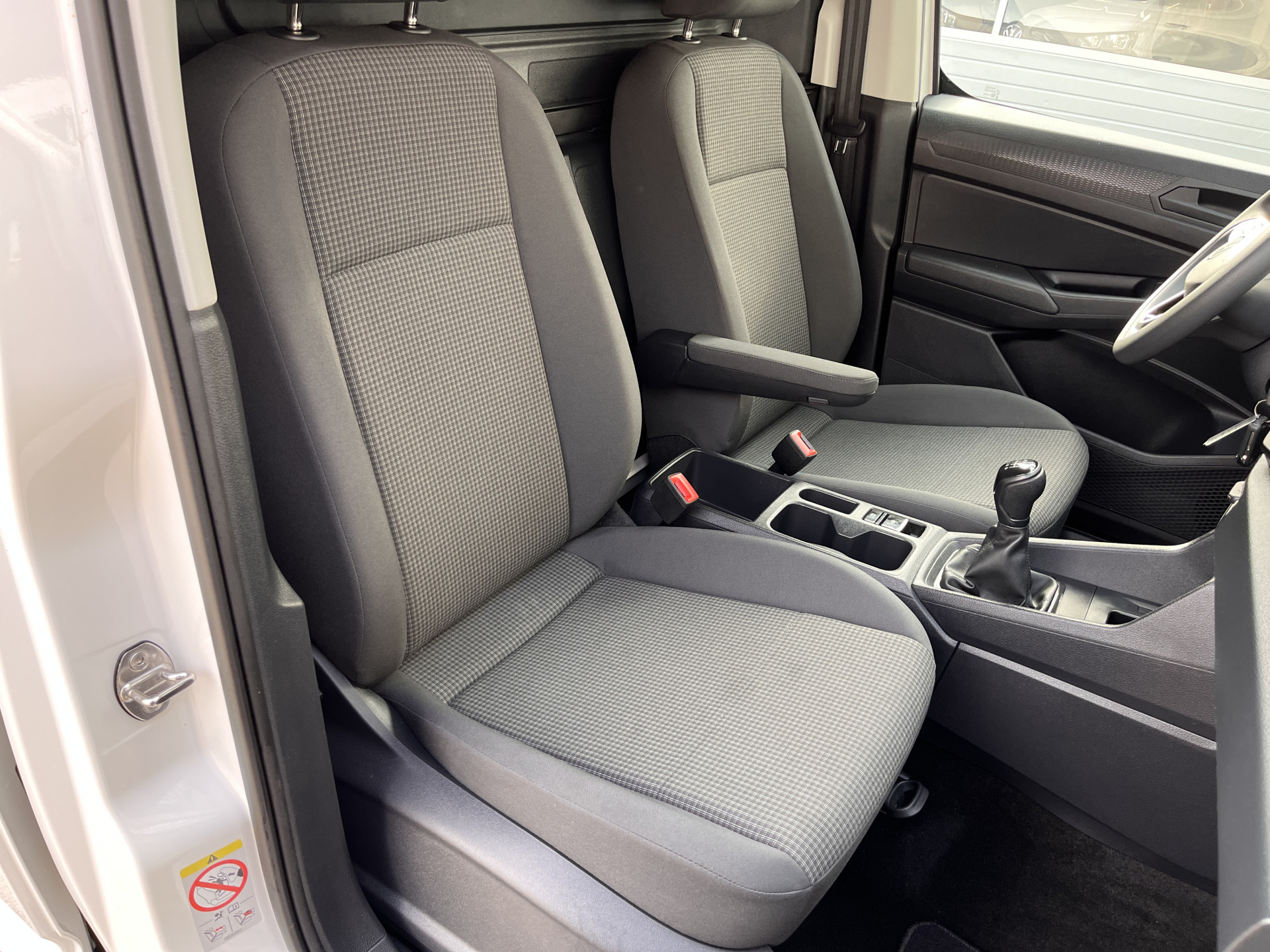 Foto van Volkswagen Caddy Modified Partition Wall