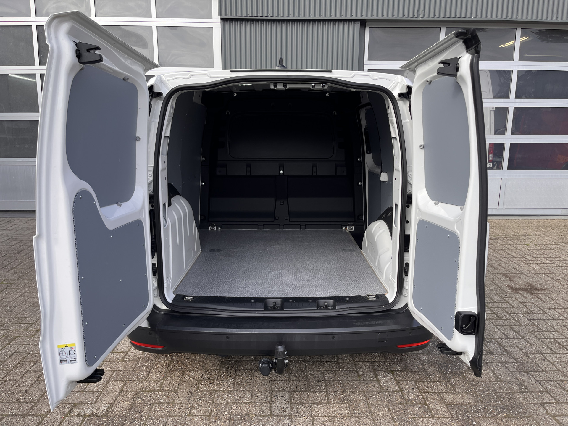 Foto van Volkswagen Caddy Modified Partition Wall