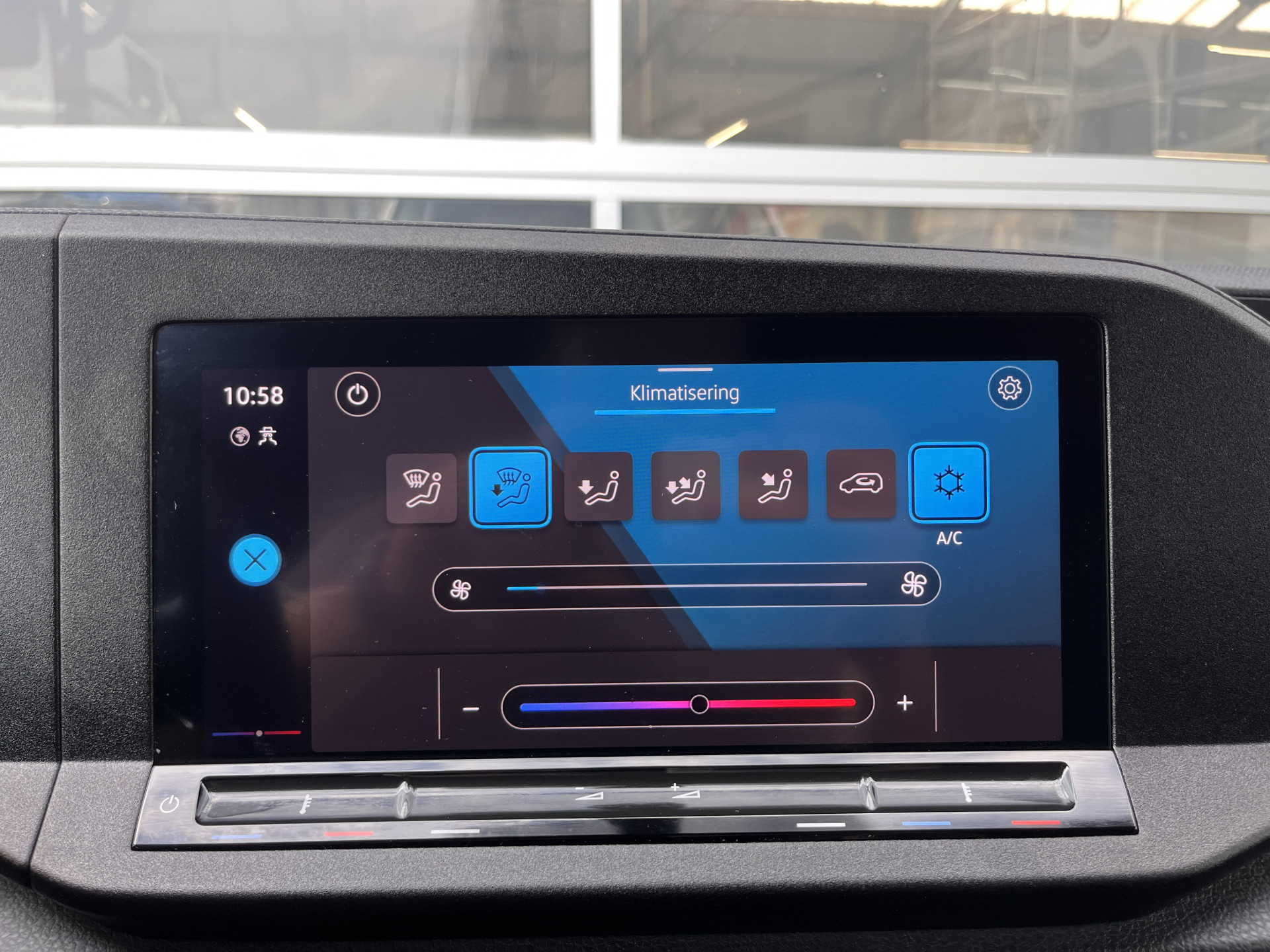 Foto van Volkswagen Caddy Modified Partition Wall