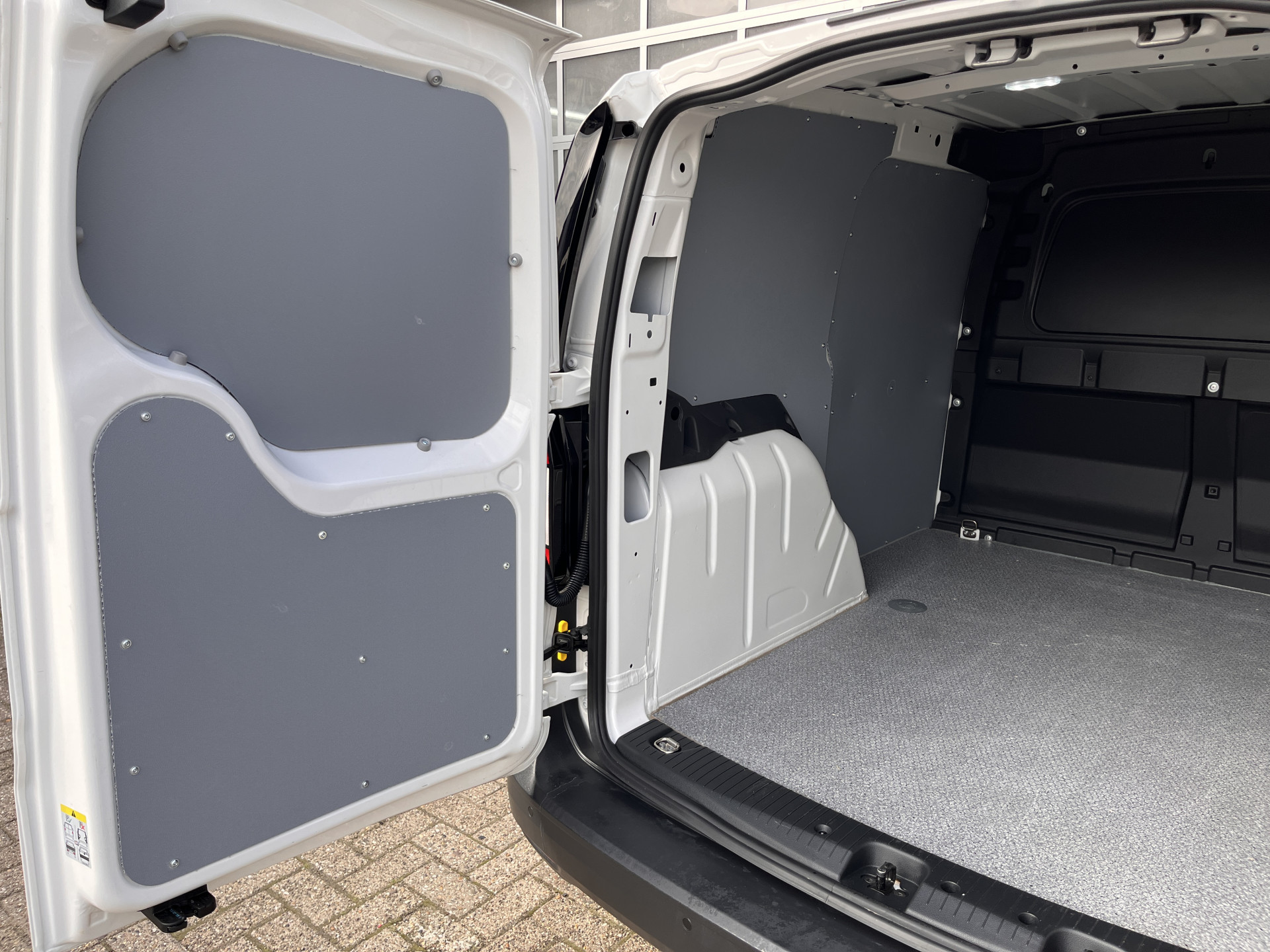 Foto van Volkswagen Caddy Modified Partition Wall