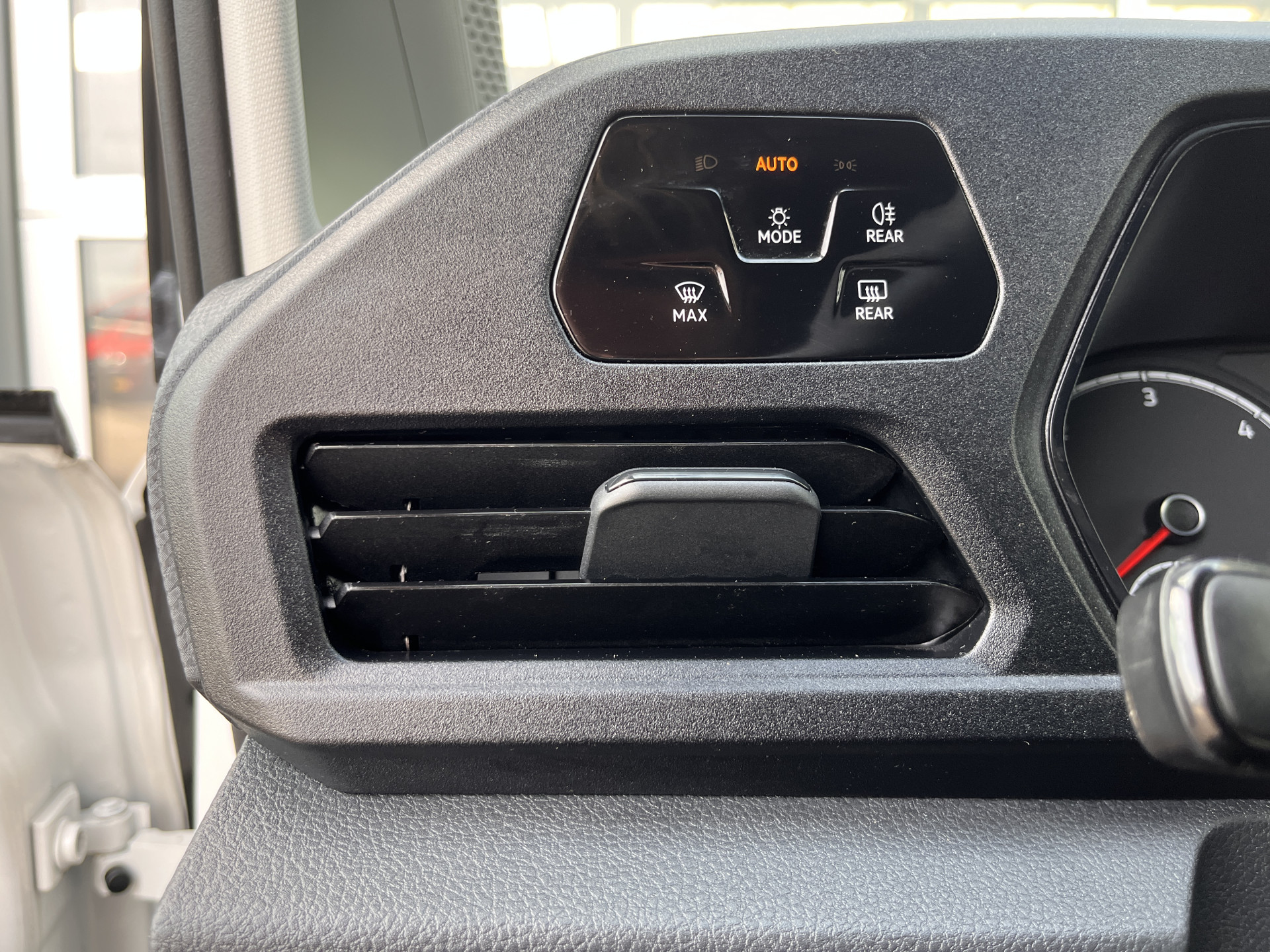 Foto van Volkswagen Caddy Modified Partition Wall