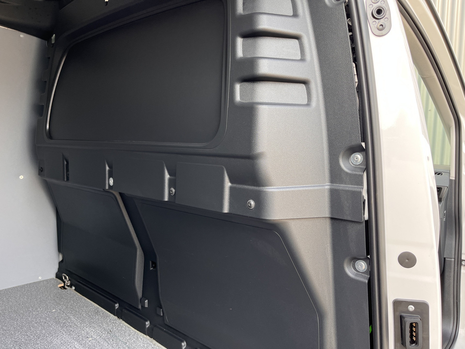 Foto van Volkswagen Caddy Modified Partition Wall