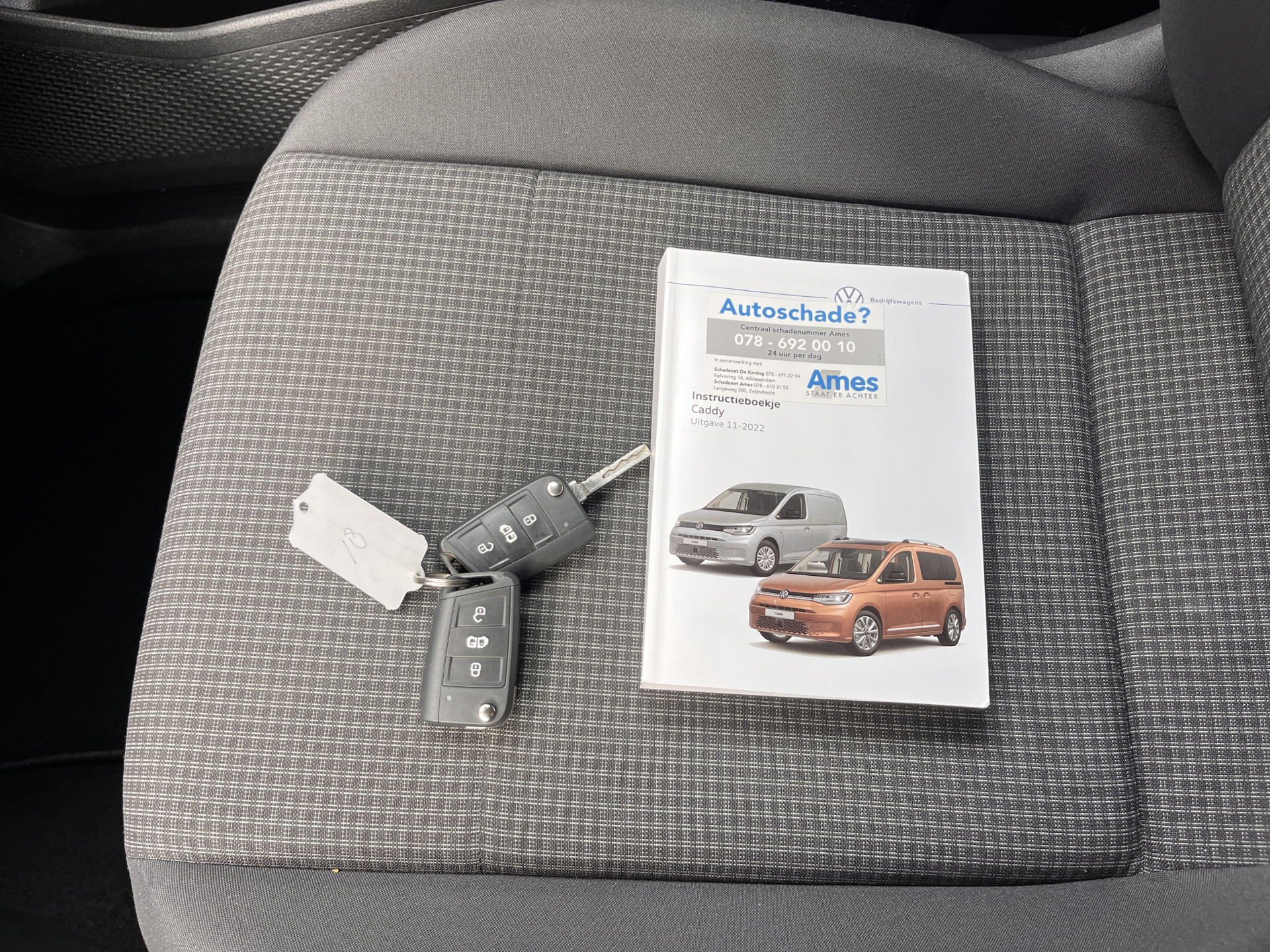 Foto van Volkswagen Caddy Modified Partition Wall