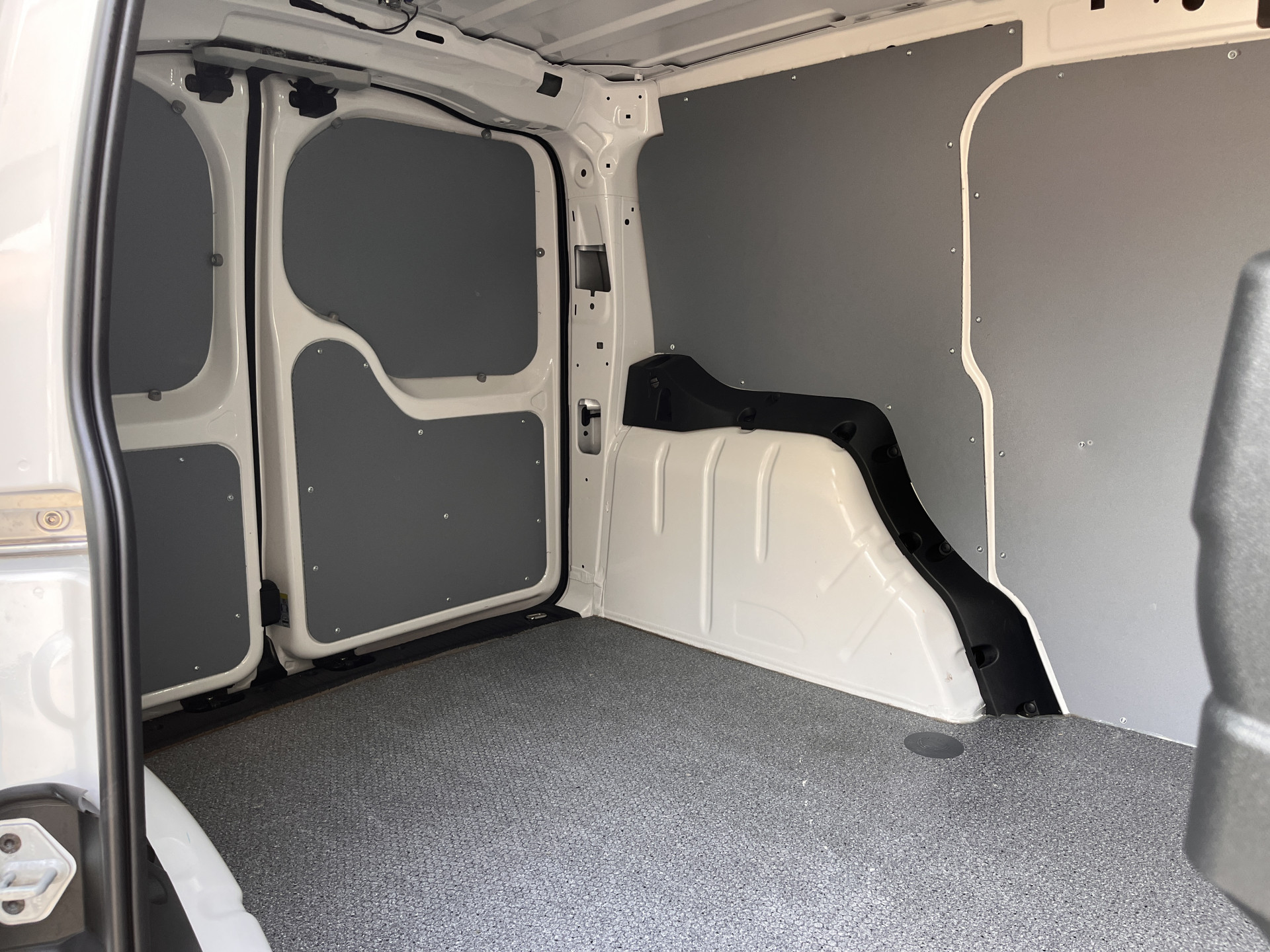 Foto van Volkswagen Caddy Modified Partition Wall