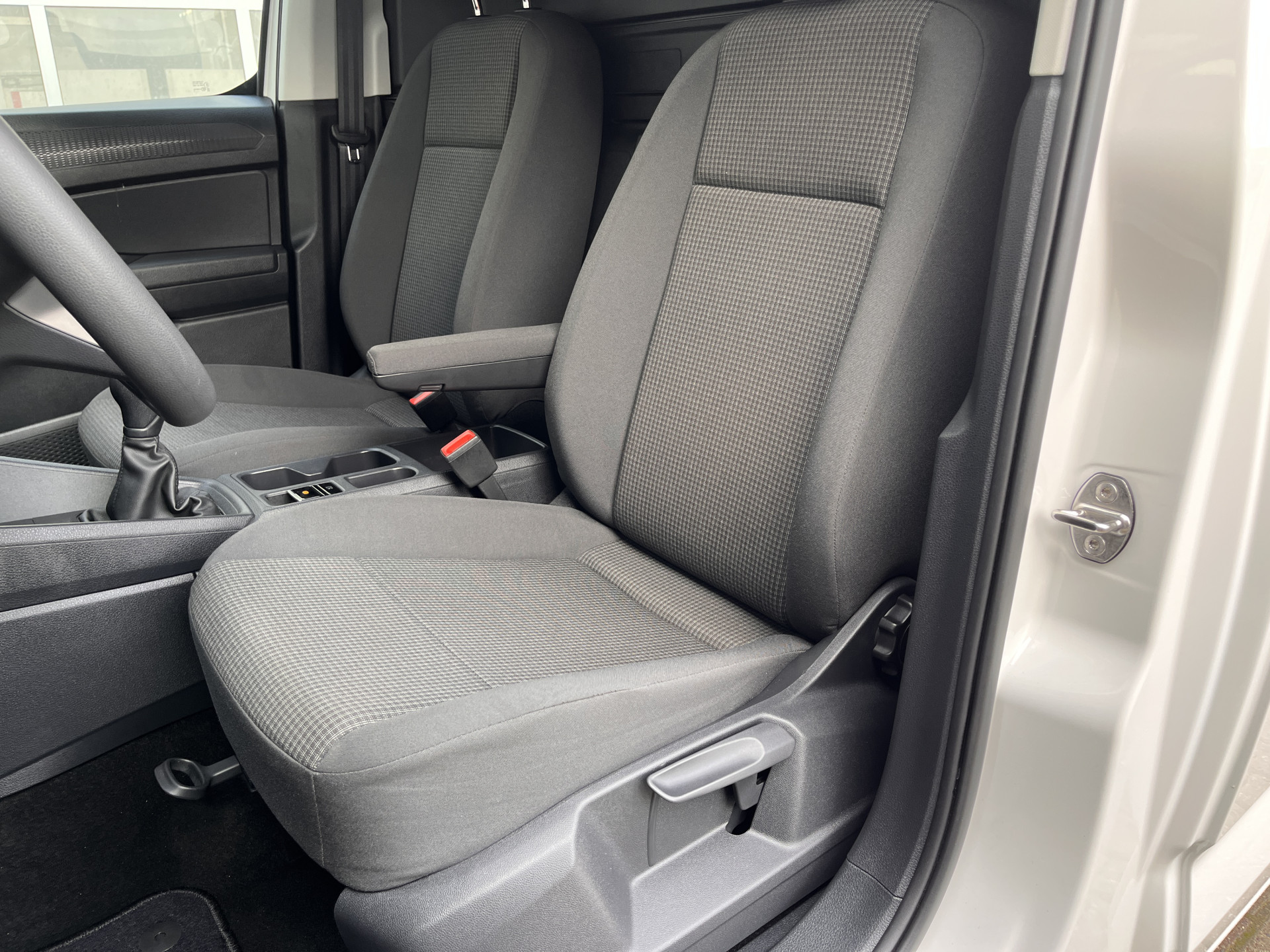 Foto van Volkswagen Caddy Modified Partition Wall