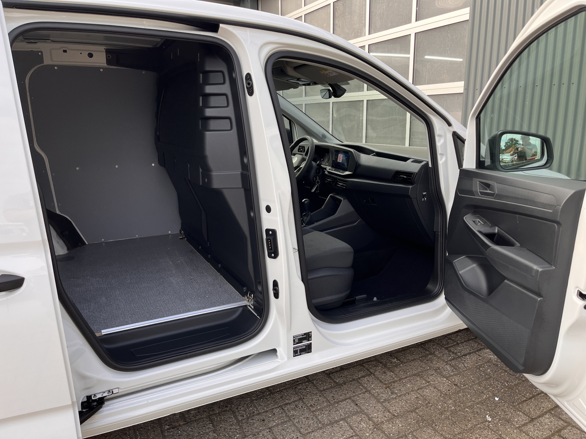Foto van Volkswagen Caddy Modified Partition Wall