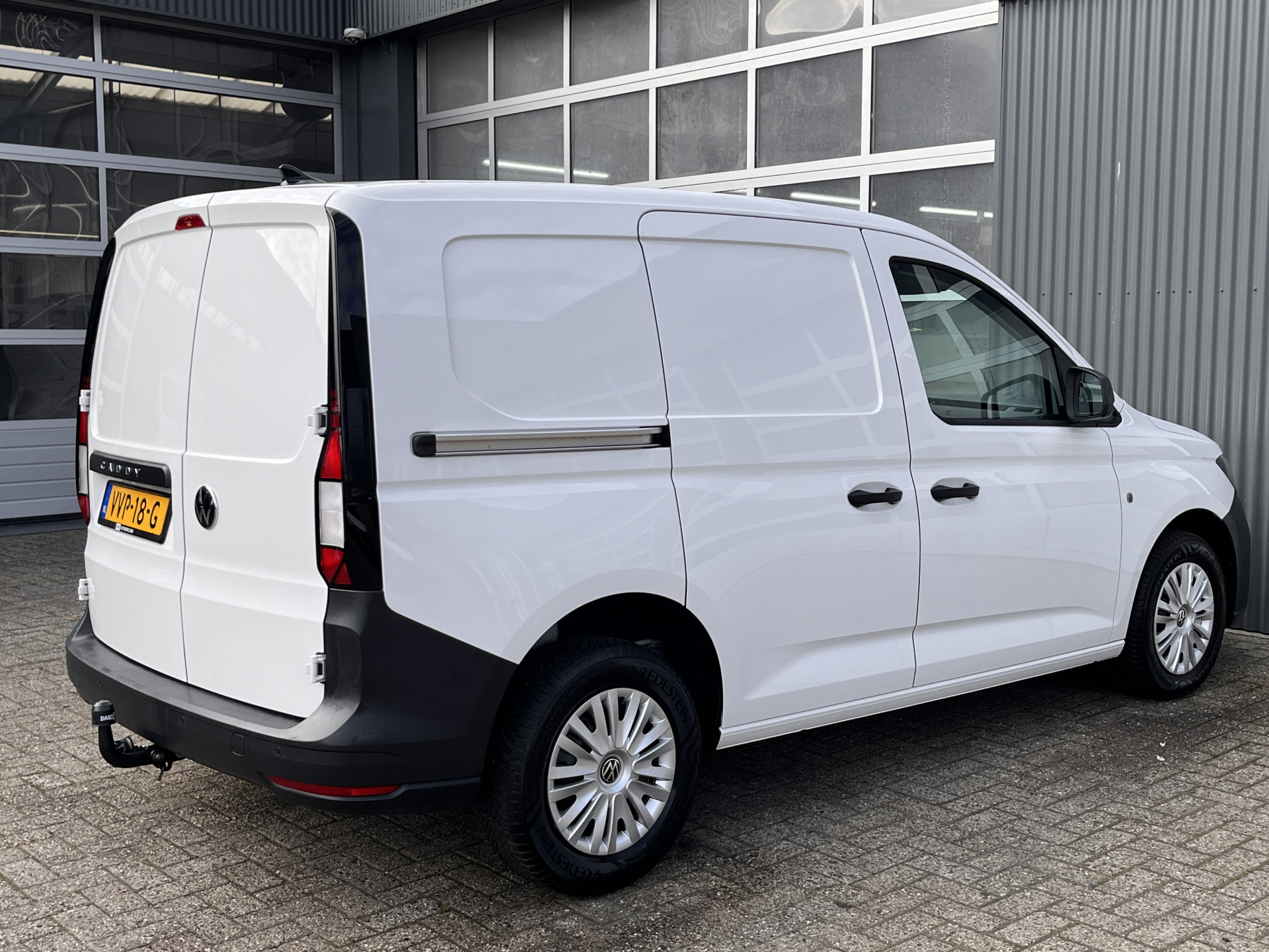 Foto van Volkswagen Caddy Modified Partition Wall