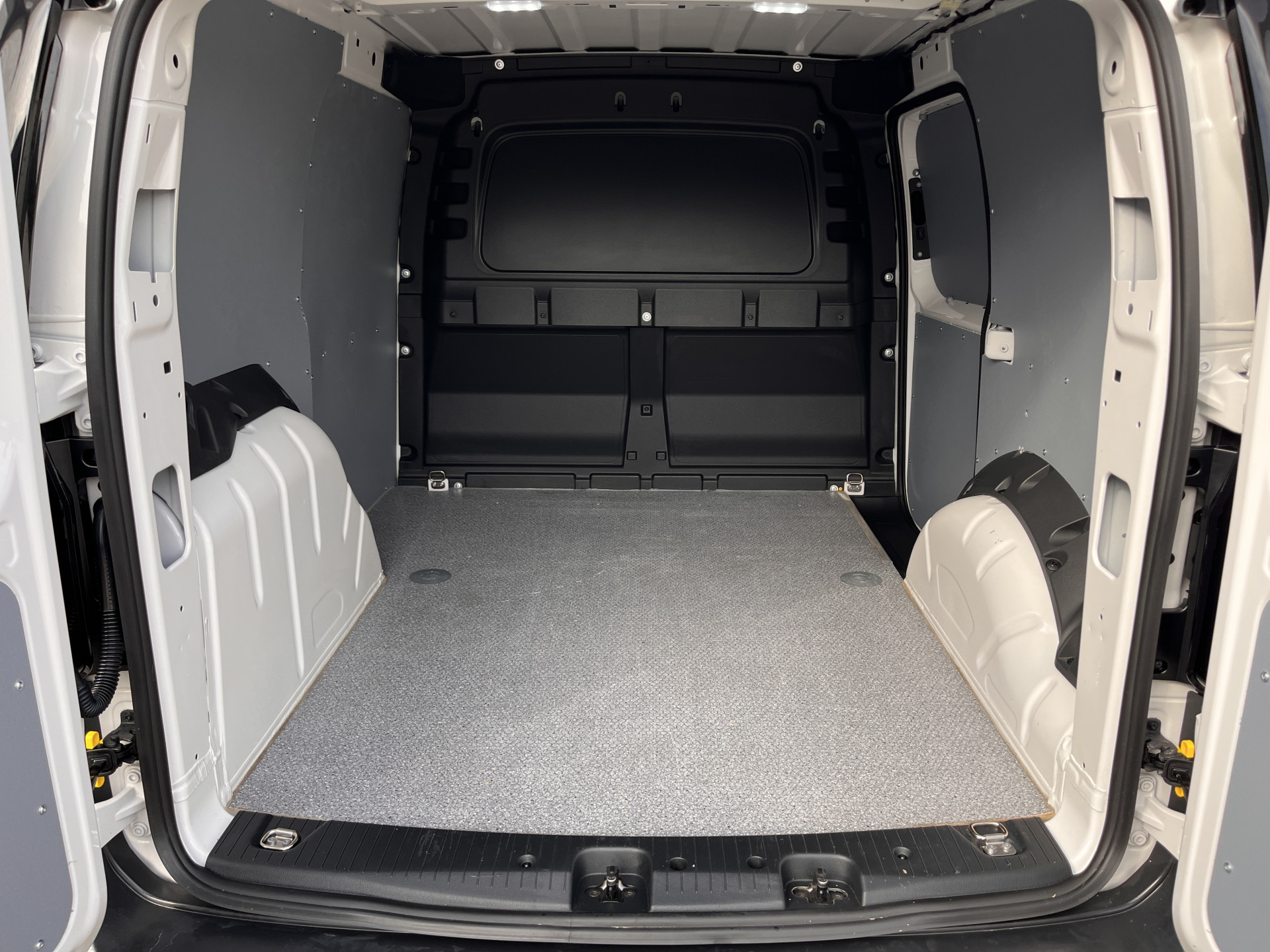 Foto van Volkswagen Caddy Modified Partition Wall
